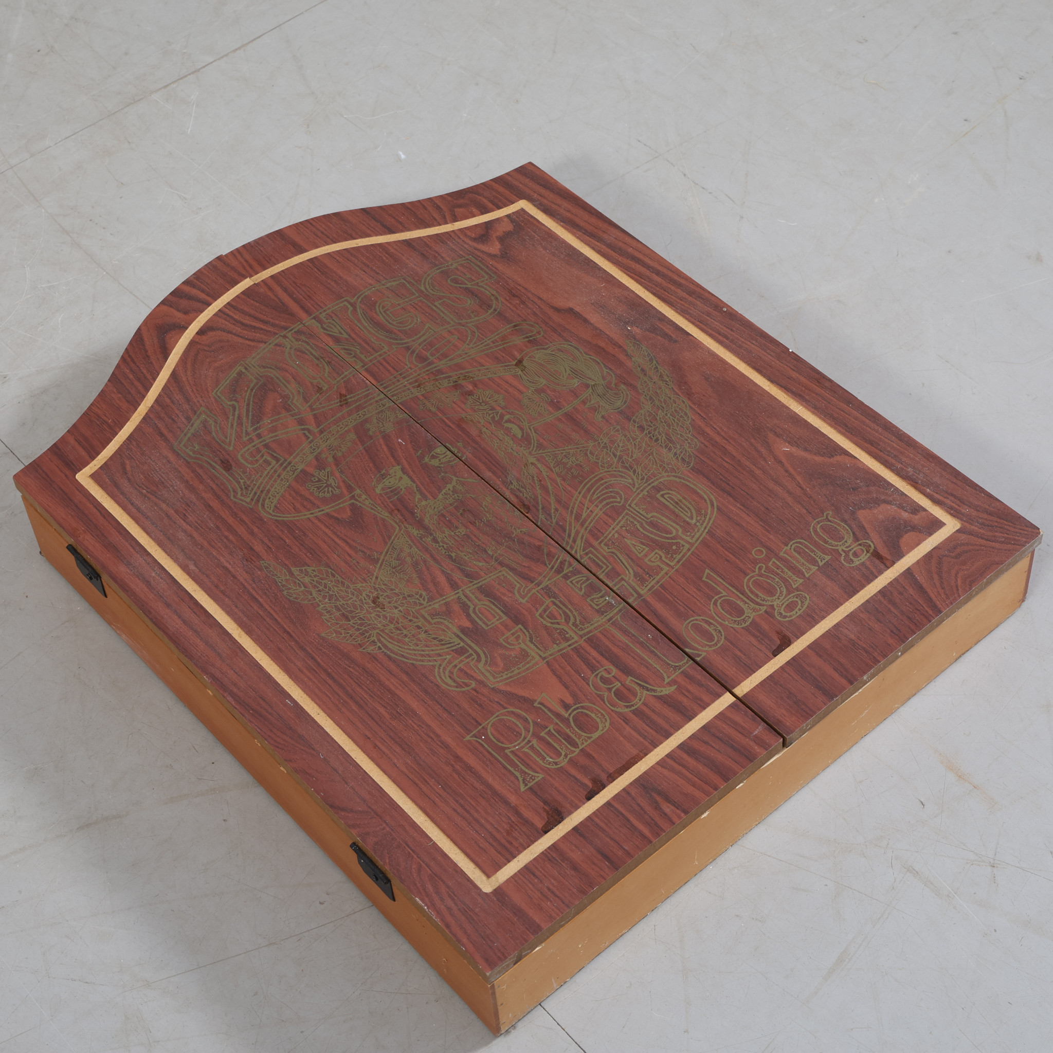 DARTSKÅP med piltavla, Kings Head Pub & Lodging.