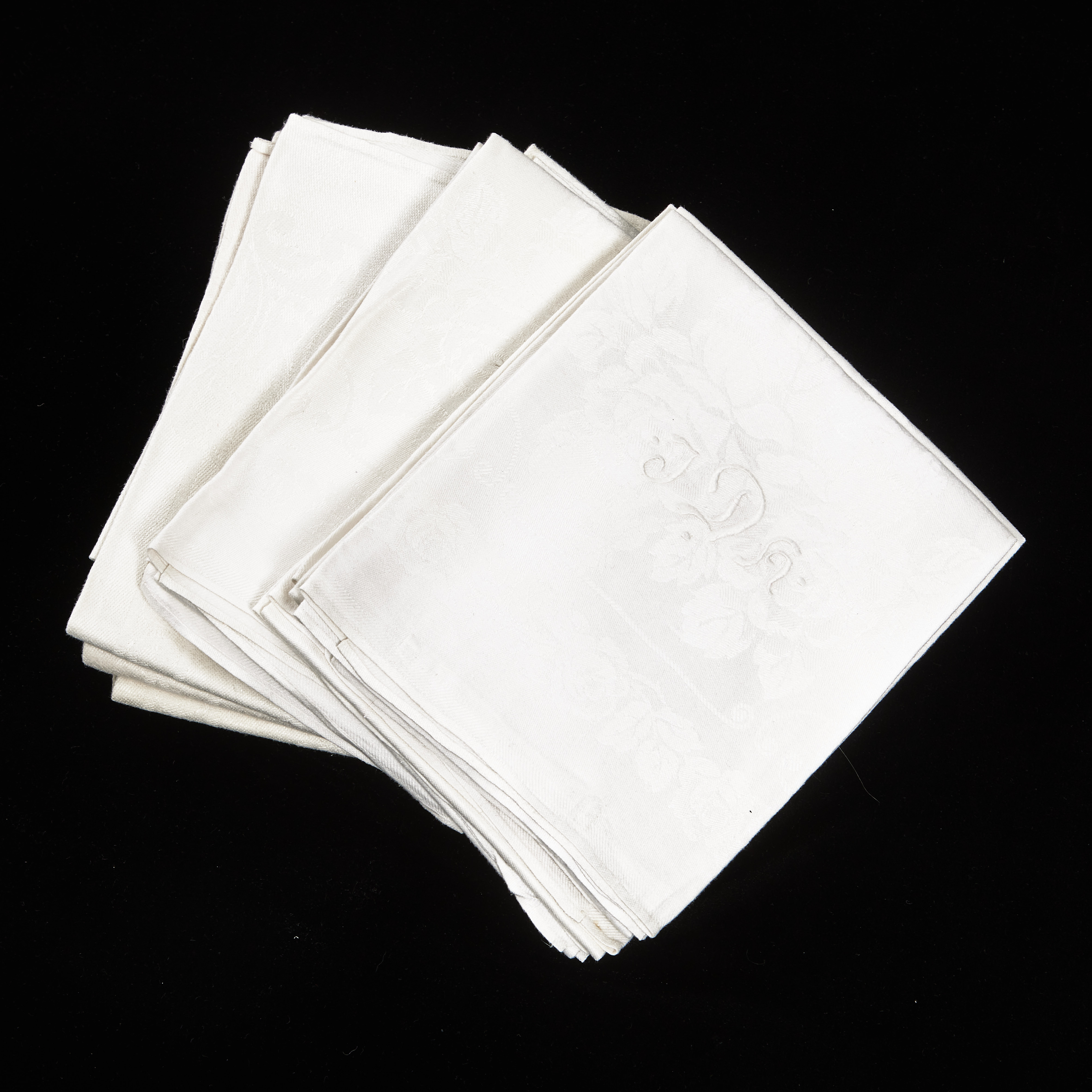 HANDDUKAR 12 st. (6+6), linnedamast, dekor i nyrenässans samt jugend, ramverk av arabesker respektive strama rosor, omkring år 1900, broderade monogram (J respektive JDH?)