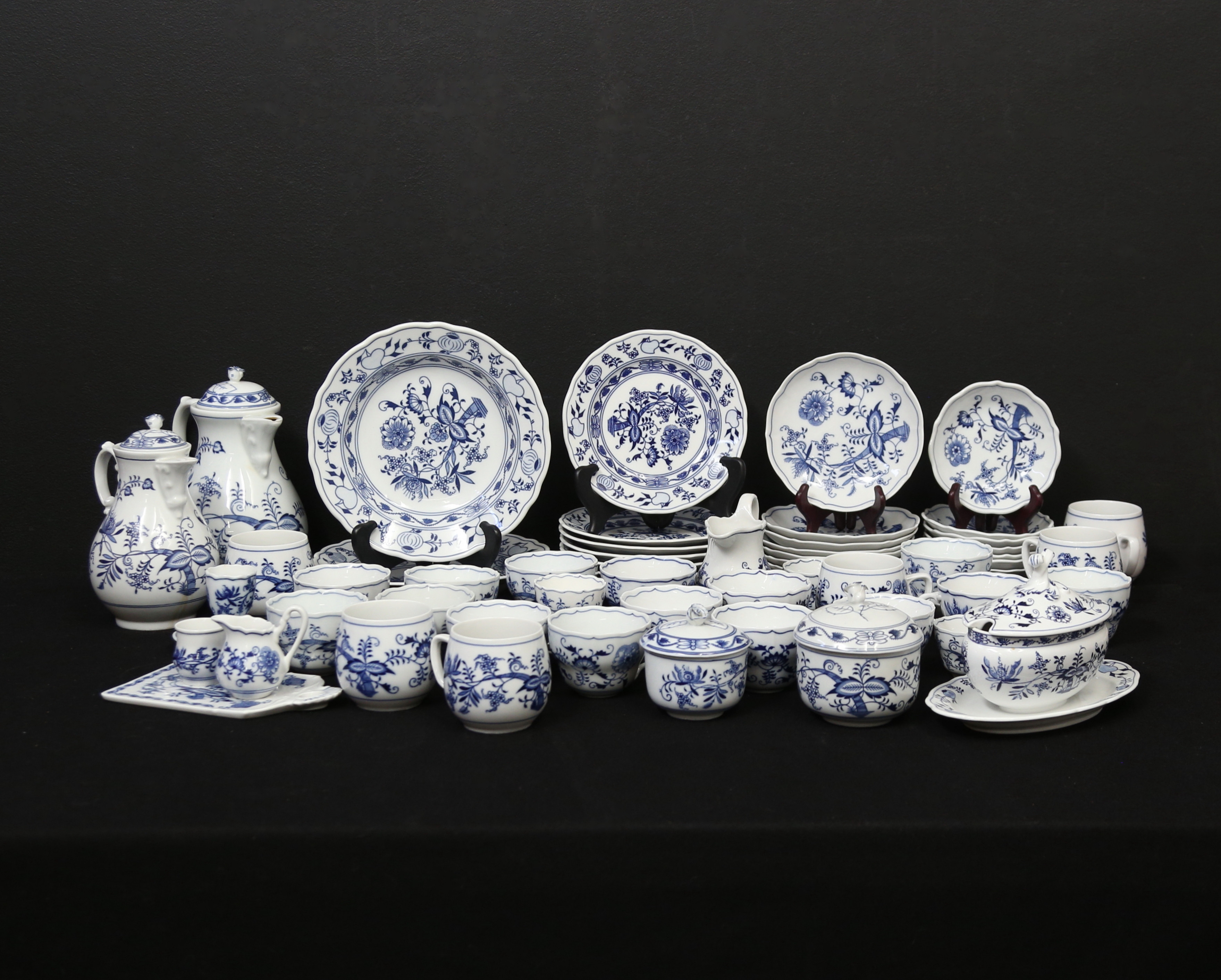 SERVISDELAR, ca 50 delar, lökmönstret, mestadels Original Zwiebelmuster, Tjeckoslovakien.