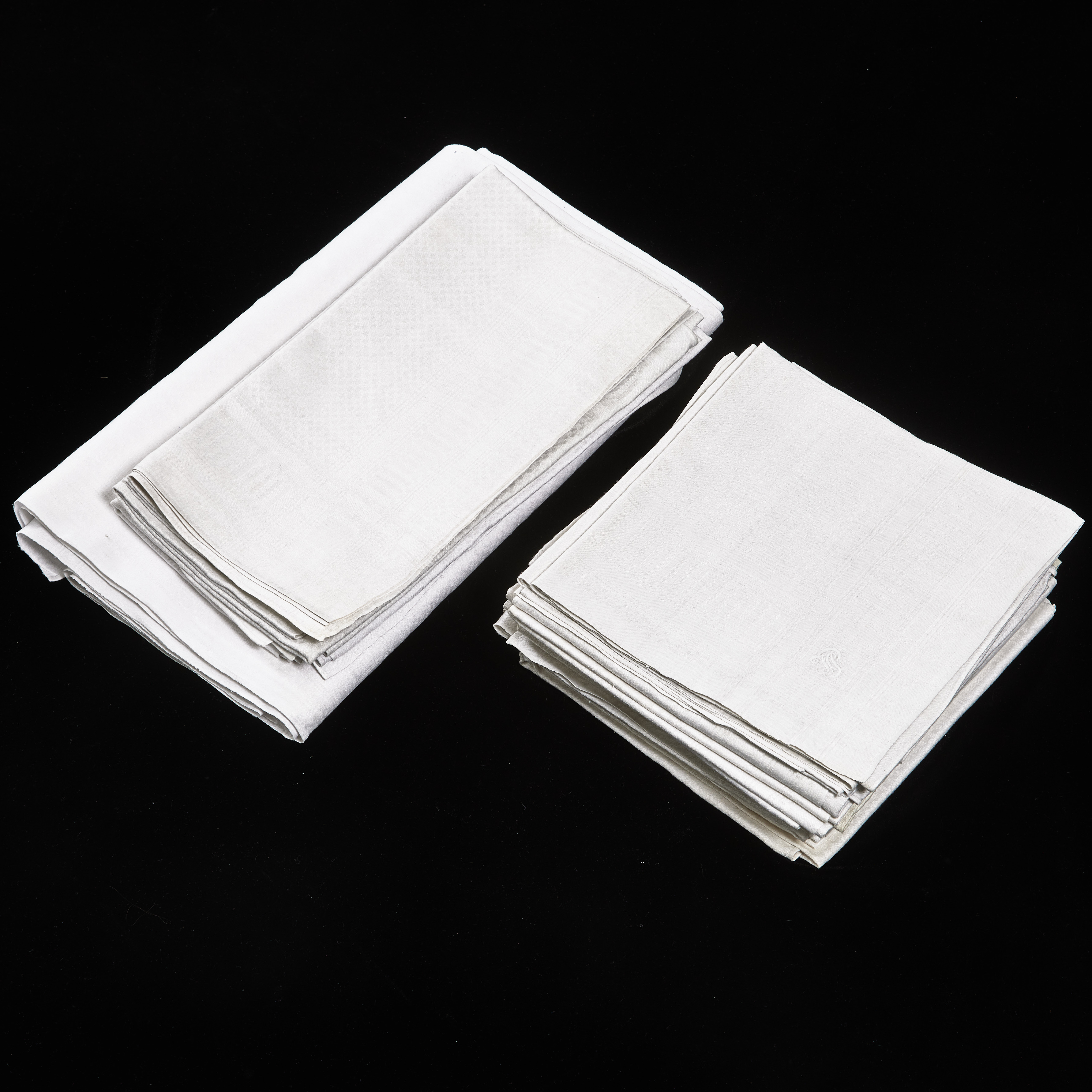 BORDSDUK med 24 tillhörande servetter, linnedamast, drälliknande rutmönster, 1800-talets slut, broderat monogram (JPC?)