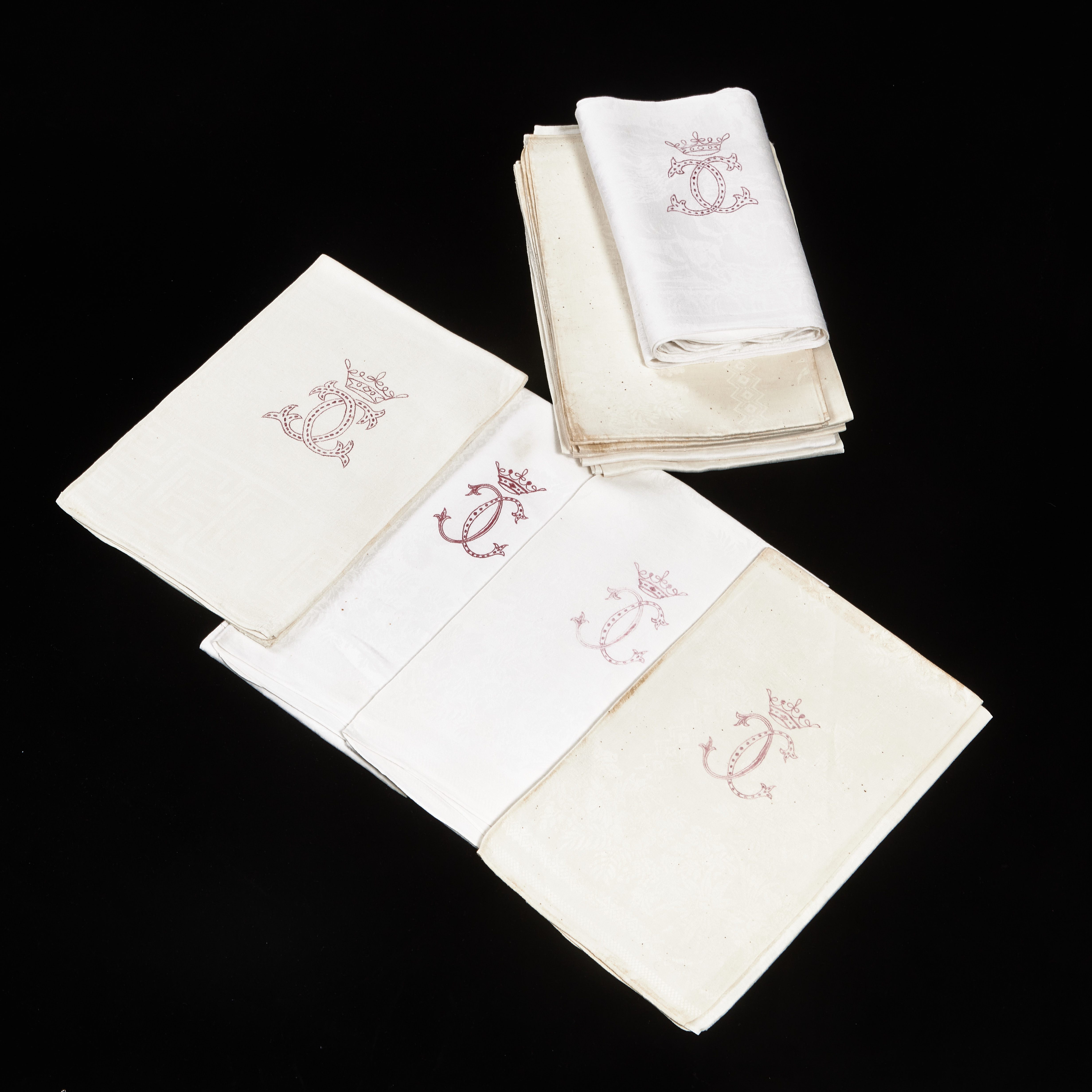 HANDDUKAR, 11 st. (5+4+1+1), linnedamast, broderat monogram (CC under adlig krona).