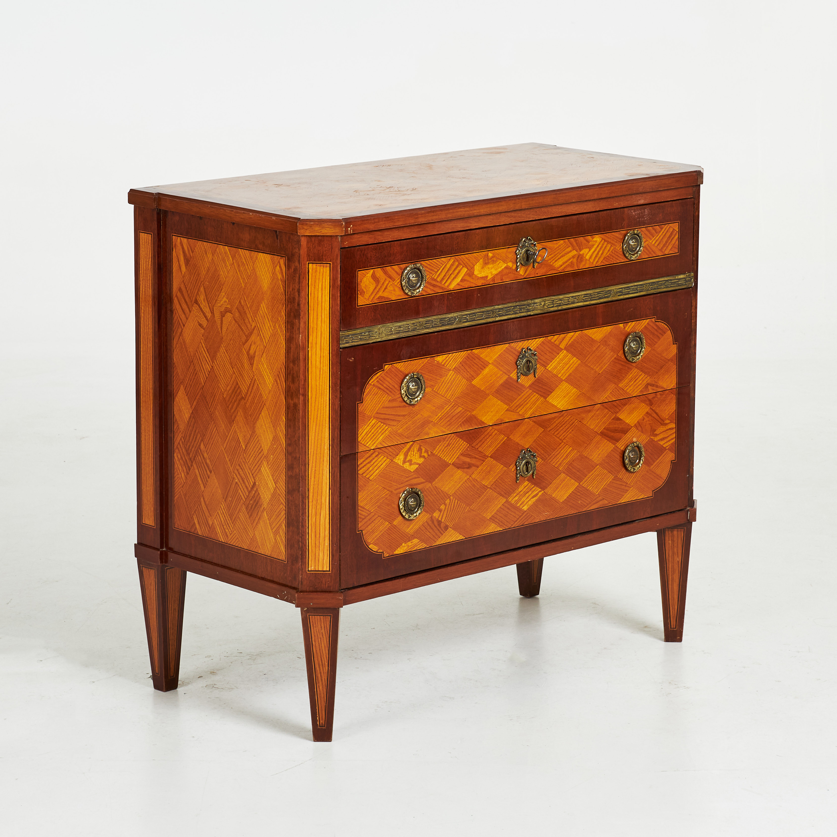 BYRÅ, sekelskiftet 18/1900-tal, 3 lådor, beslag i mässing, fanérad med olika träslag.