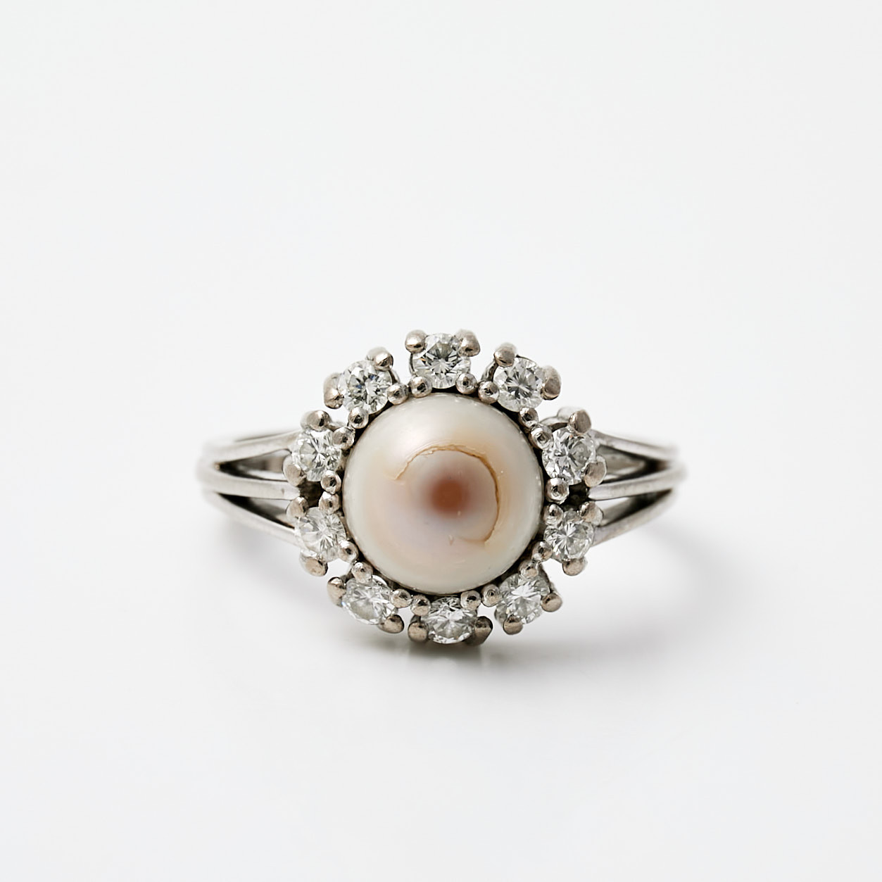 RING, 18 k vitguld, 1 flodpärla pärla, bekransad av 10 briljantslipade diamanter, totalt ca 0,25 ct, Hallbergs Guldsmeds Ab C G, Stockholm, 1959.