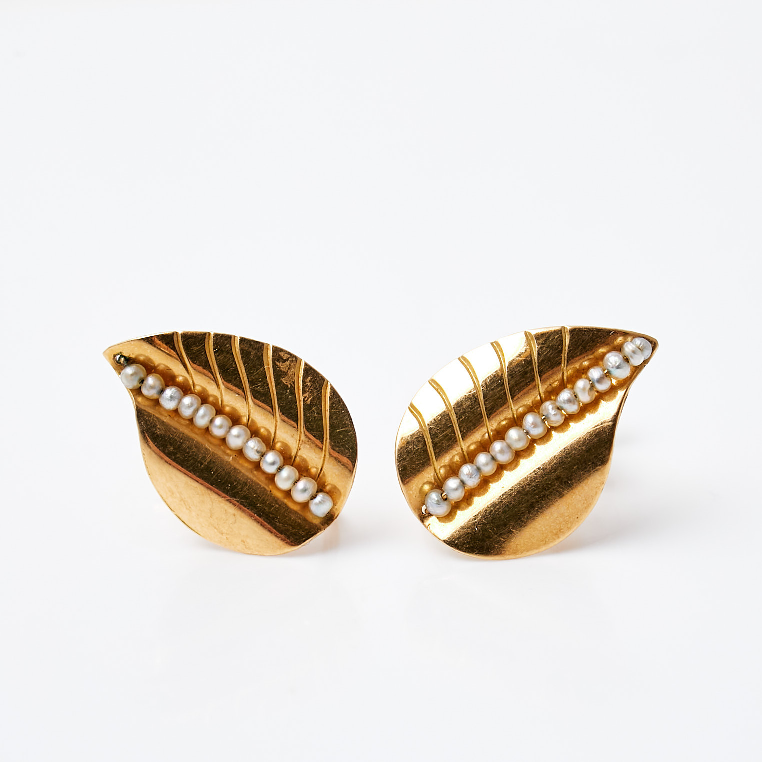 ÖRHÄNGEN, 1 par, 18 k guld, fröpärlor, i form av stiliserade löv, Heribert Engelbert, Stockholm, 1957, skruvmekanism.