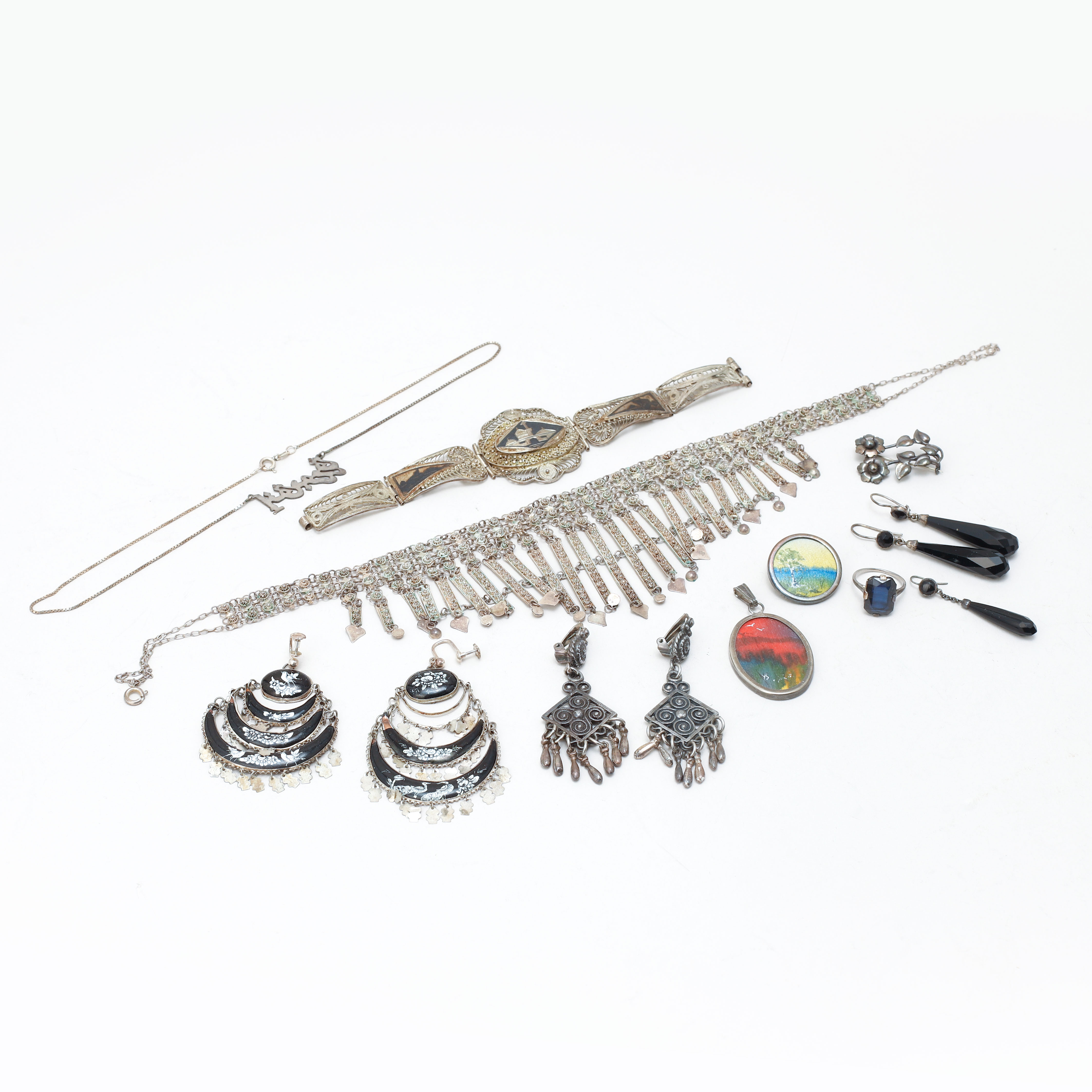 SMYCKEN mestadels silver, samt ÄDELSTENAR, syntetiska.