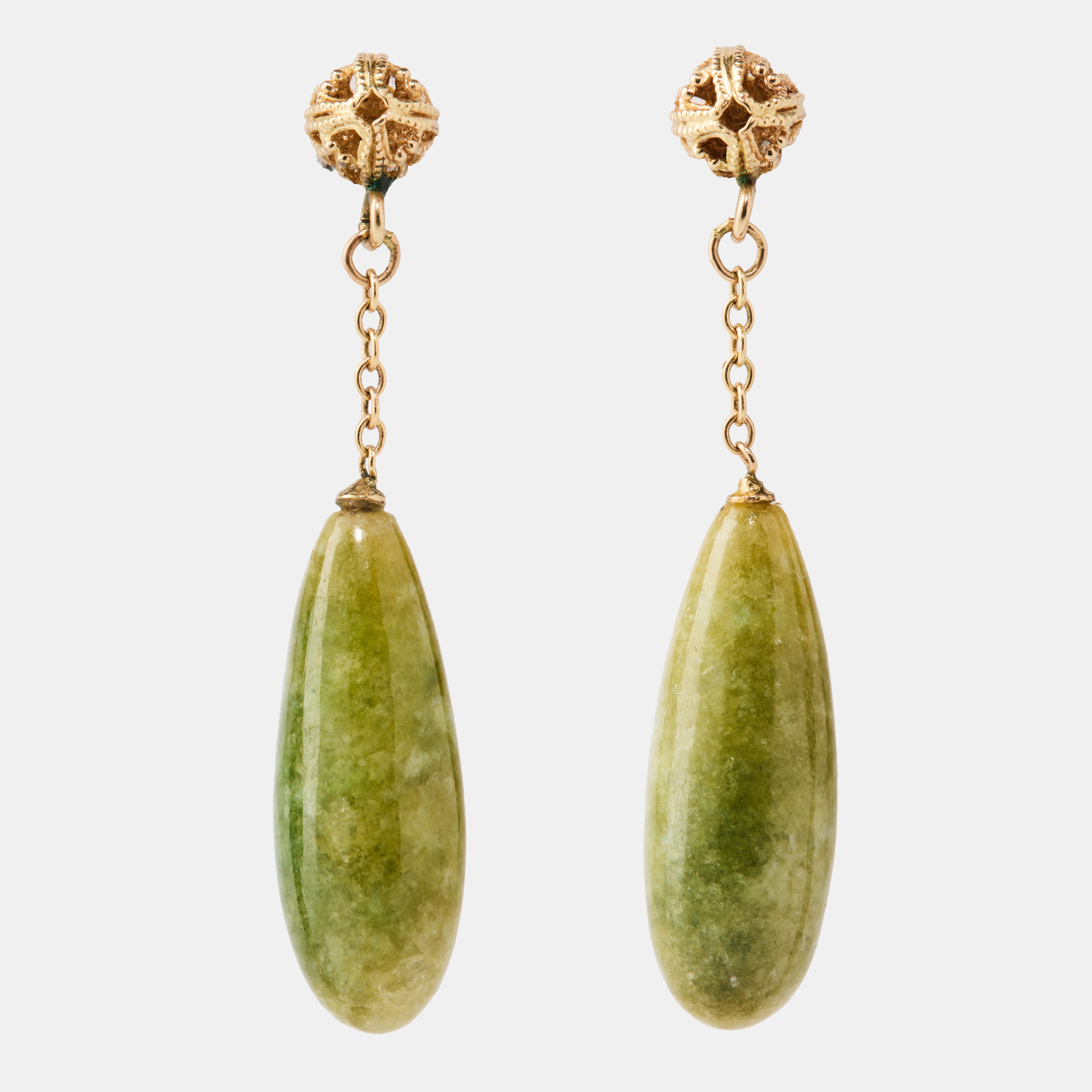 ÖRHÄNGEN, ett par, 14K guld med grön natursten sannolikt jaspis, omkring 1900-talets mitt.