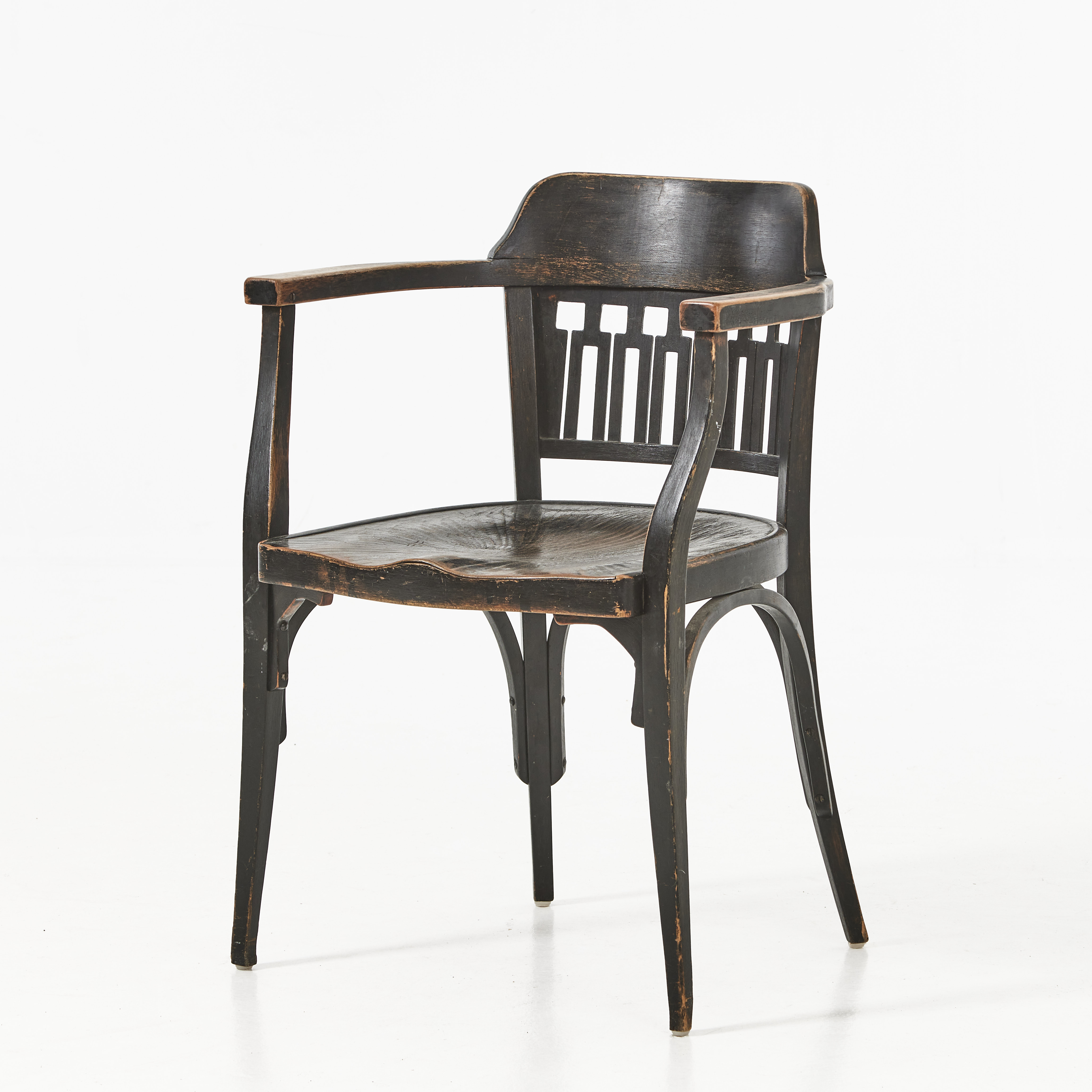 KARMSTOL, Jacob & Josef Kohn, Wien sekelskiftet 1800/1900, betsat böjrä med genombruten ryggbricka, flätad sits, märkta undertill.