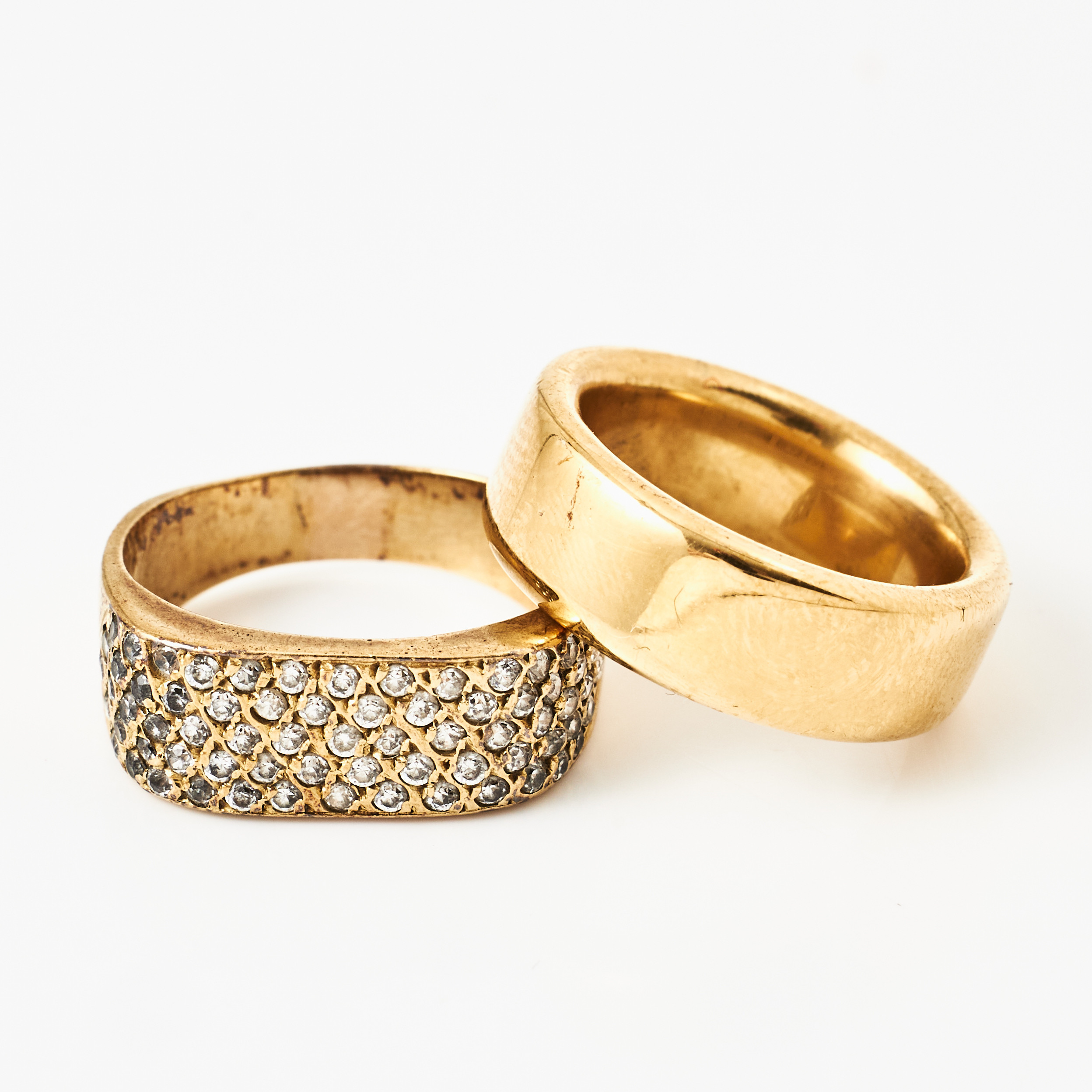 RINGAR, 2 st., underhaltigt guld med dekor av små vita åttkantslipade stenar resp. förgyllt sterlingsilver, slät modell.