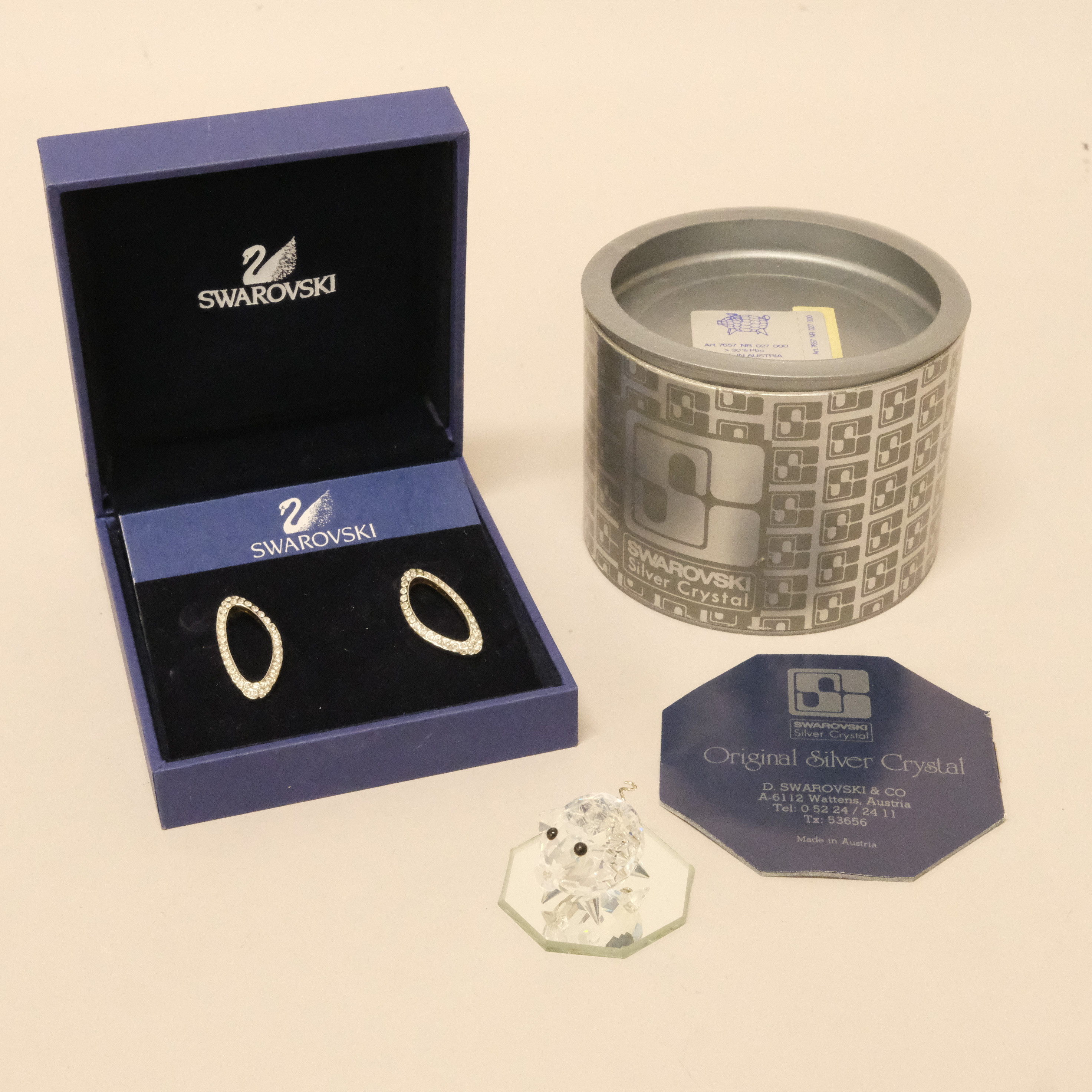FIGURIN OCH ETT PAR ÖRHÄNGEN, SWAROVSKI.