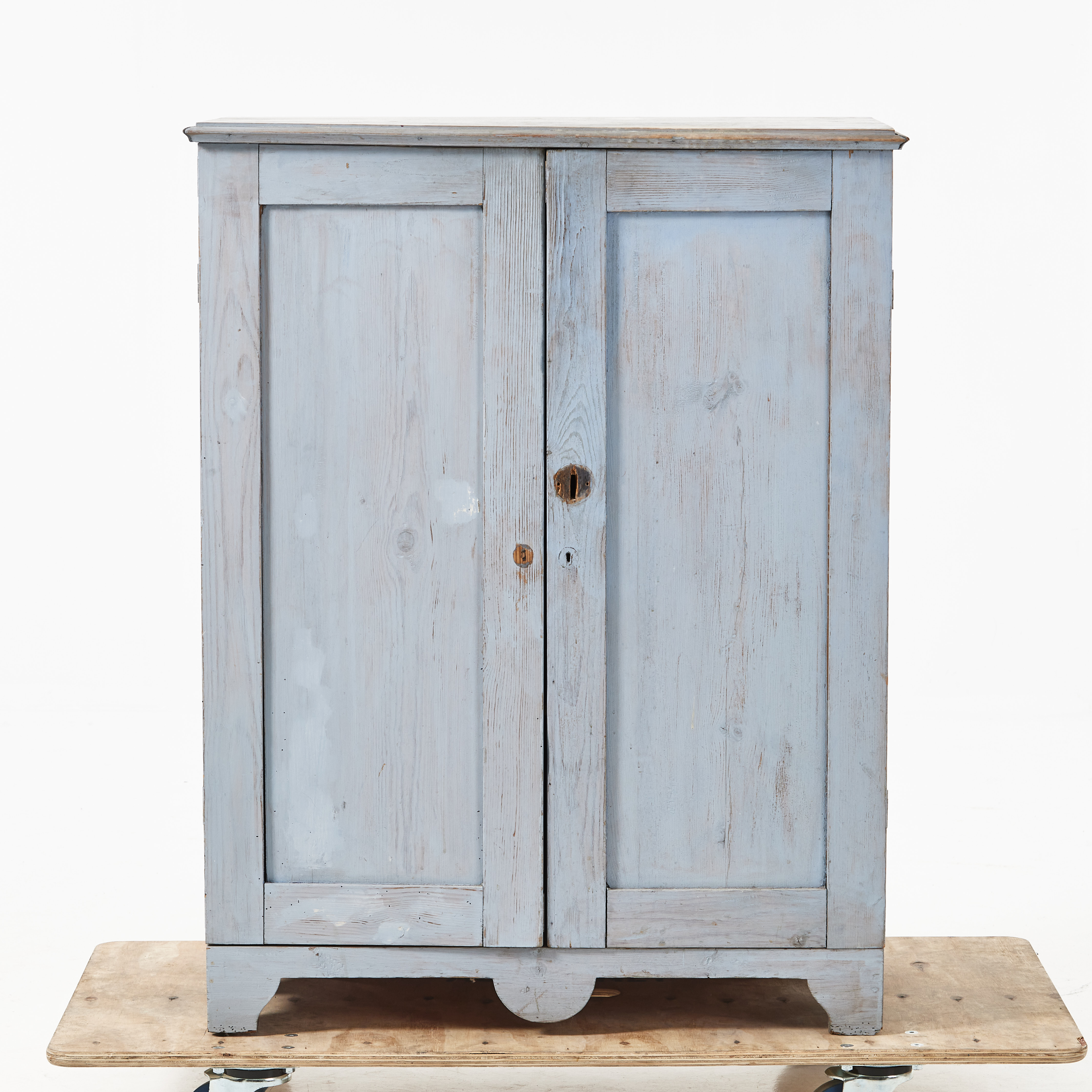 SKÄNK, 1800-tal, gråmålad, invändigt med hyllor.