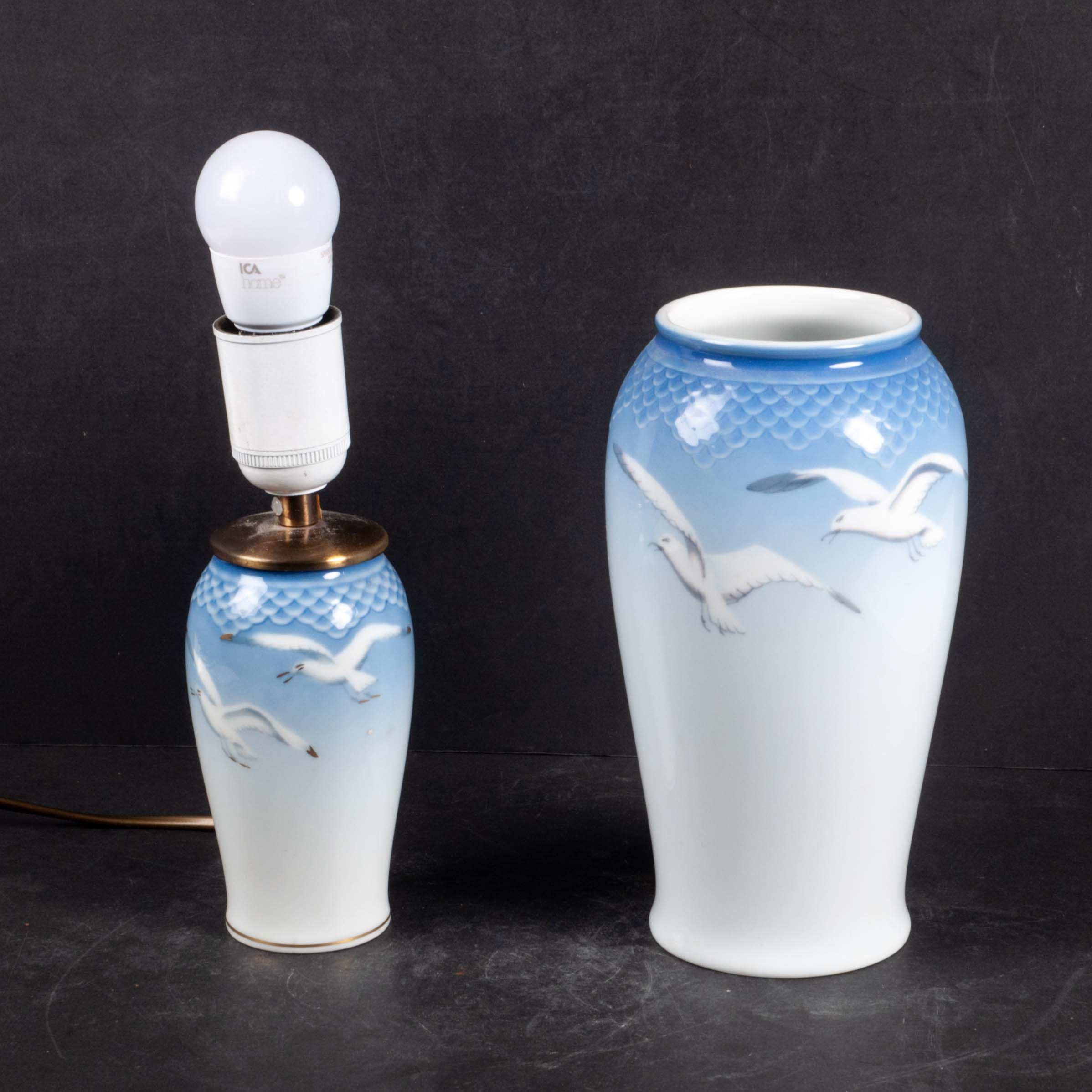 VAS SAMT LAMPFOT, porslin, Royal Copenhagen och Bing, "Blå måsen".