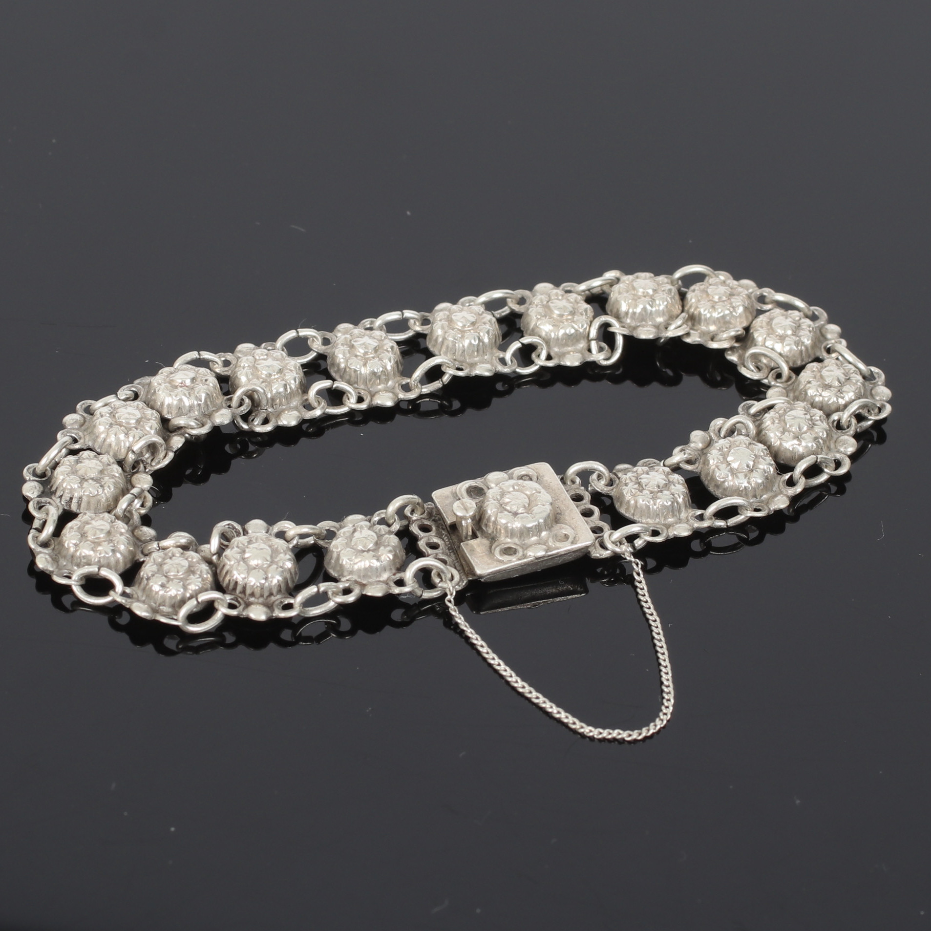 ARMBAND, silver, dekor av blommor, 1900-tal.