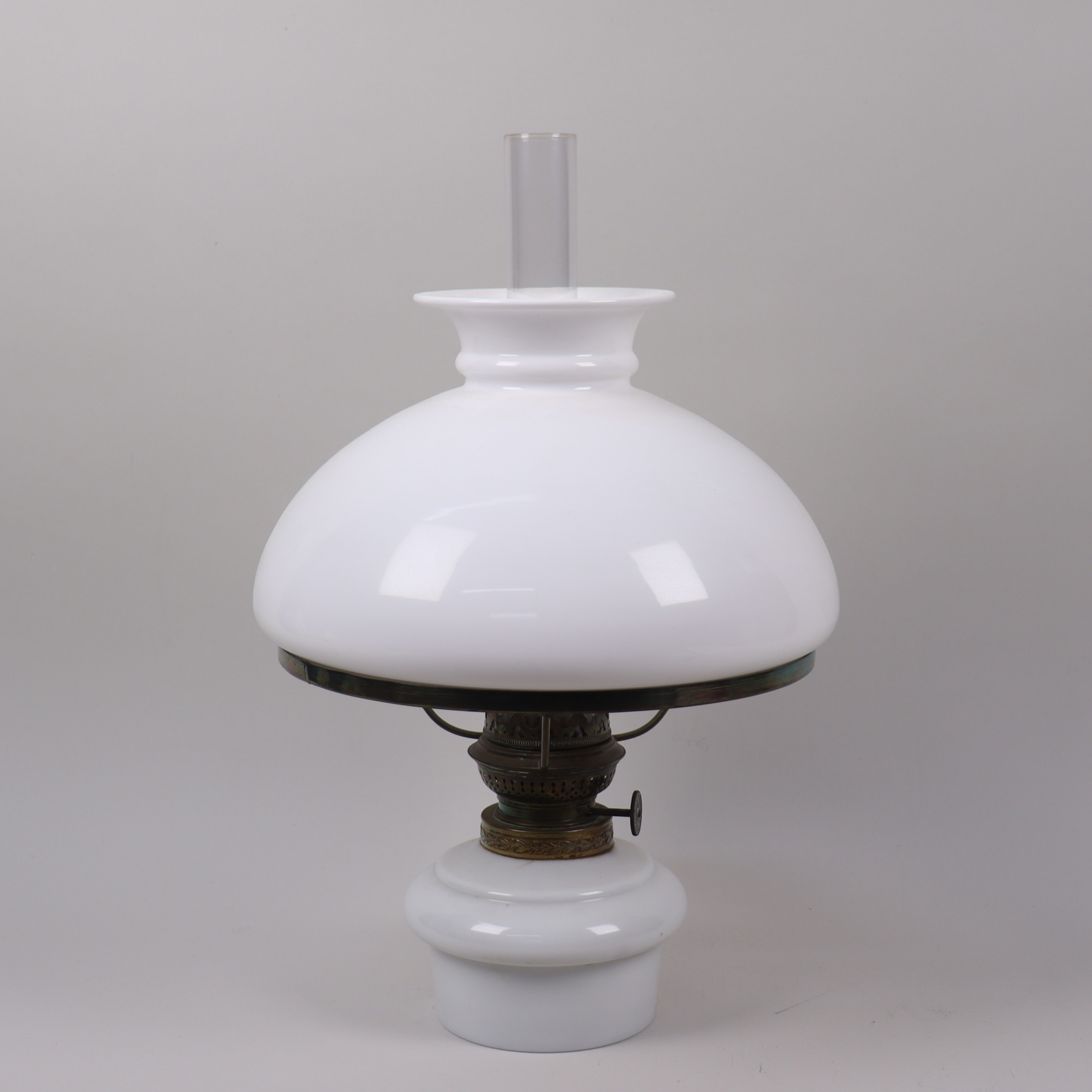 FOTOGENLAMPA, oljebehållare och skärm i opakt glas samt Kosmosbrännare, 1900-talets första hälft.