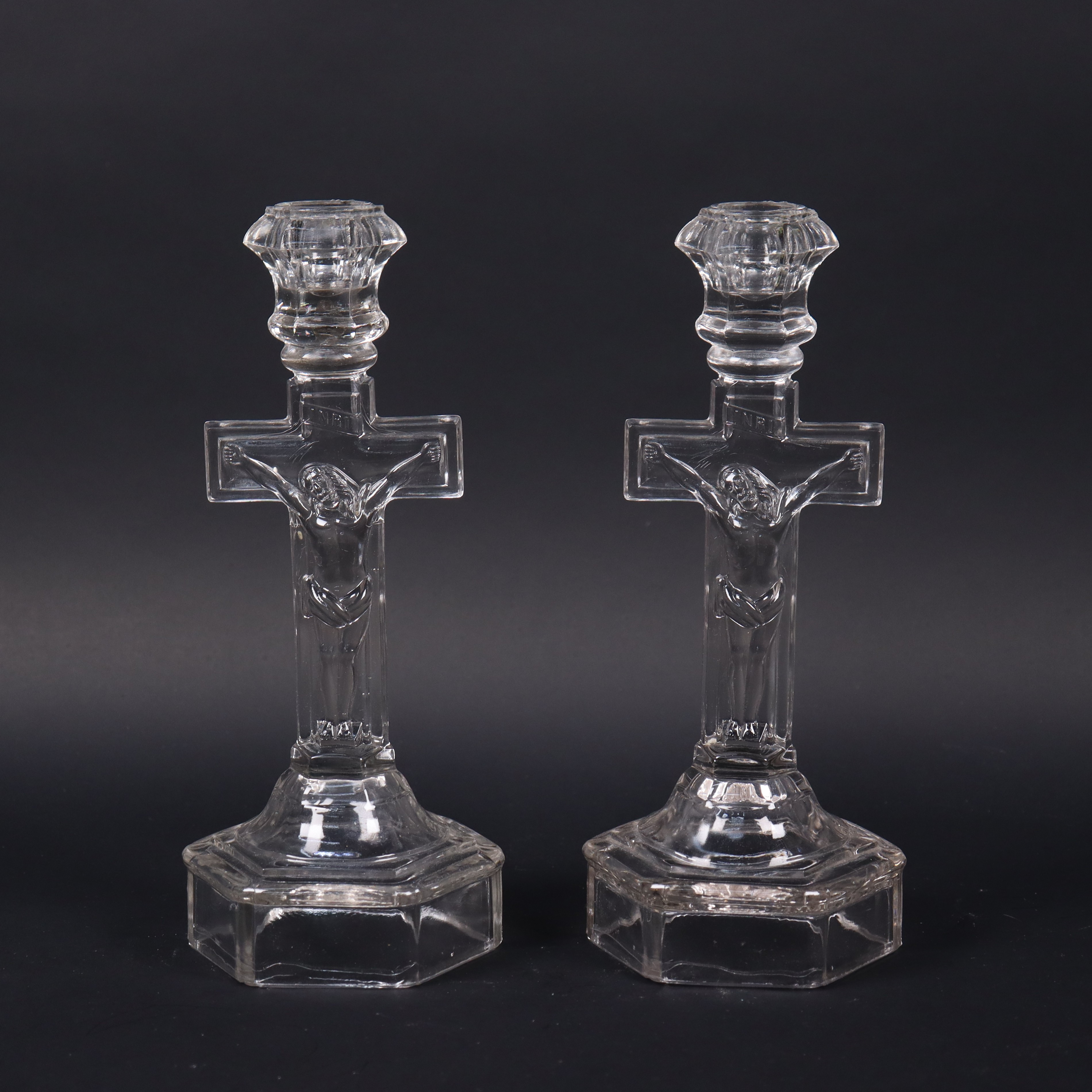 LJUSSTAKAR, krucifix i pressglas, 1900-talets första hälft, 1 par.