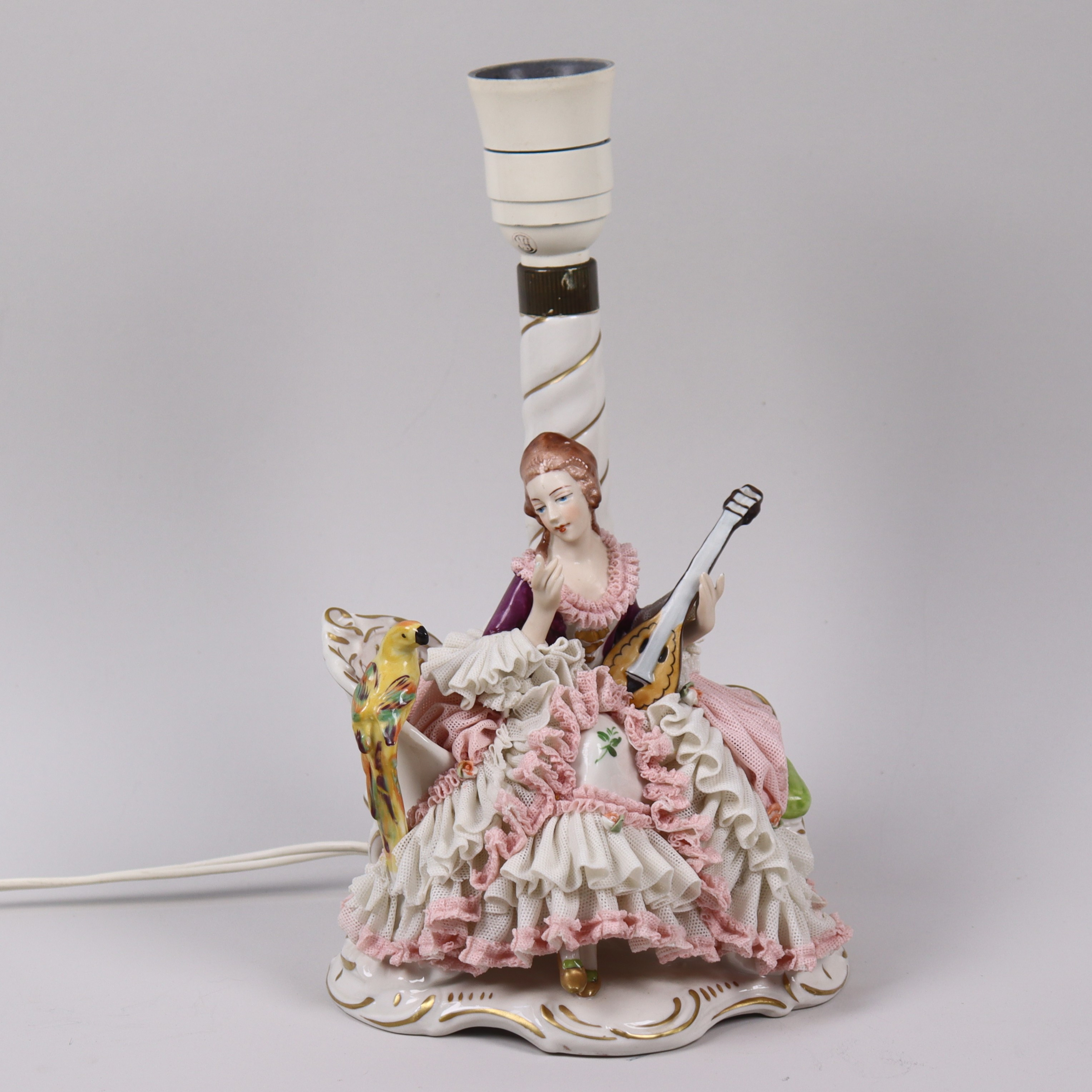BORDSLAMPA med figurin, Dresden, Tyskland, musicerande barock kb´vinna med papegoja.