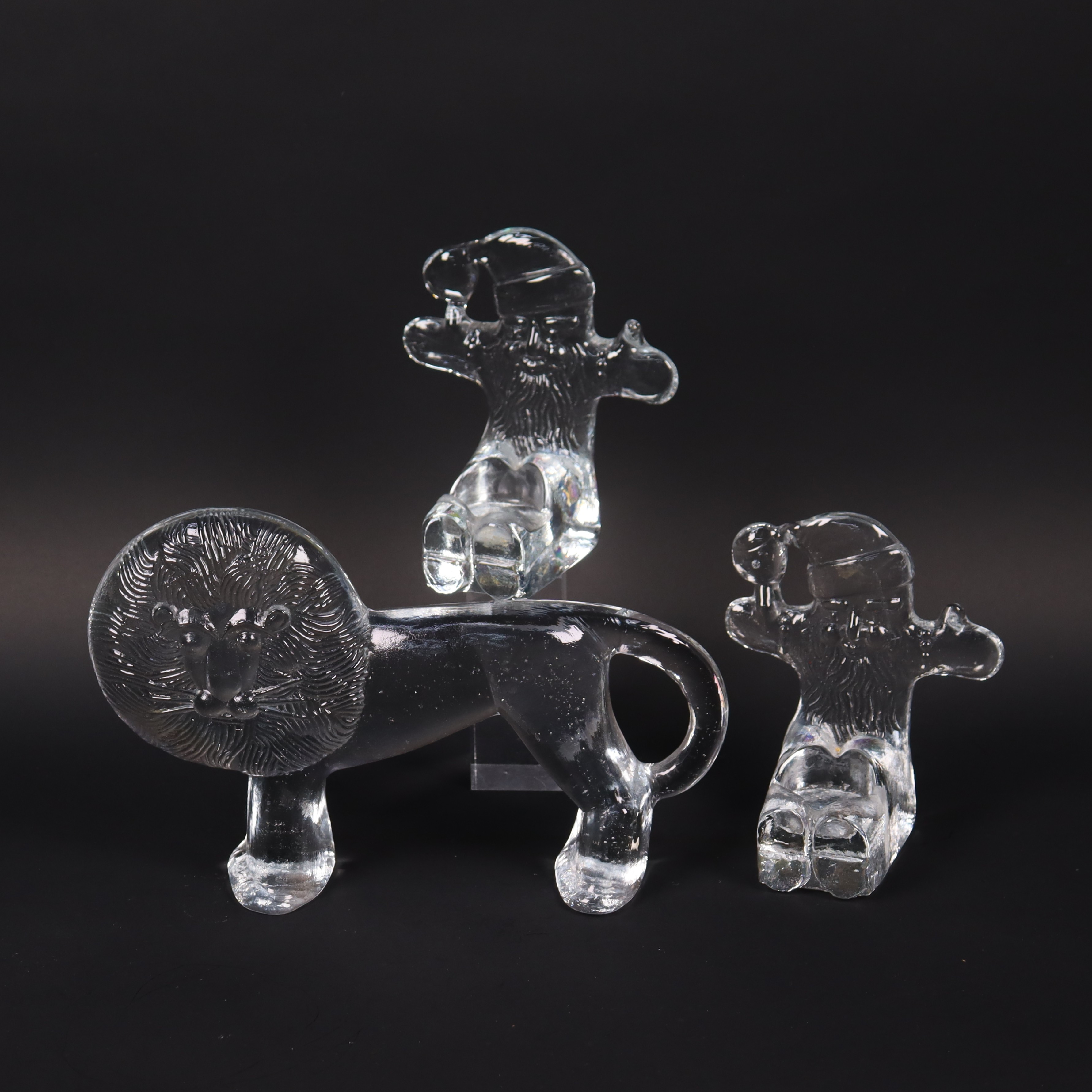 BERTIL VALLIEN. glasskulptur, lejon ur serien "Boda Zoo" samt ljuslyktor "Juladvent" i form av tomtar, 3 delar.