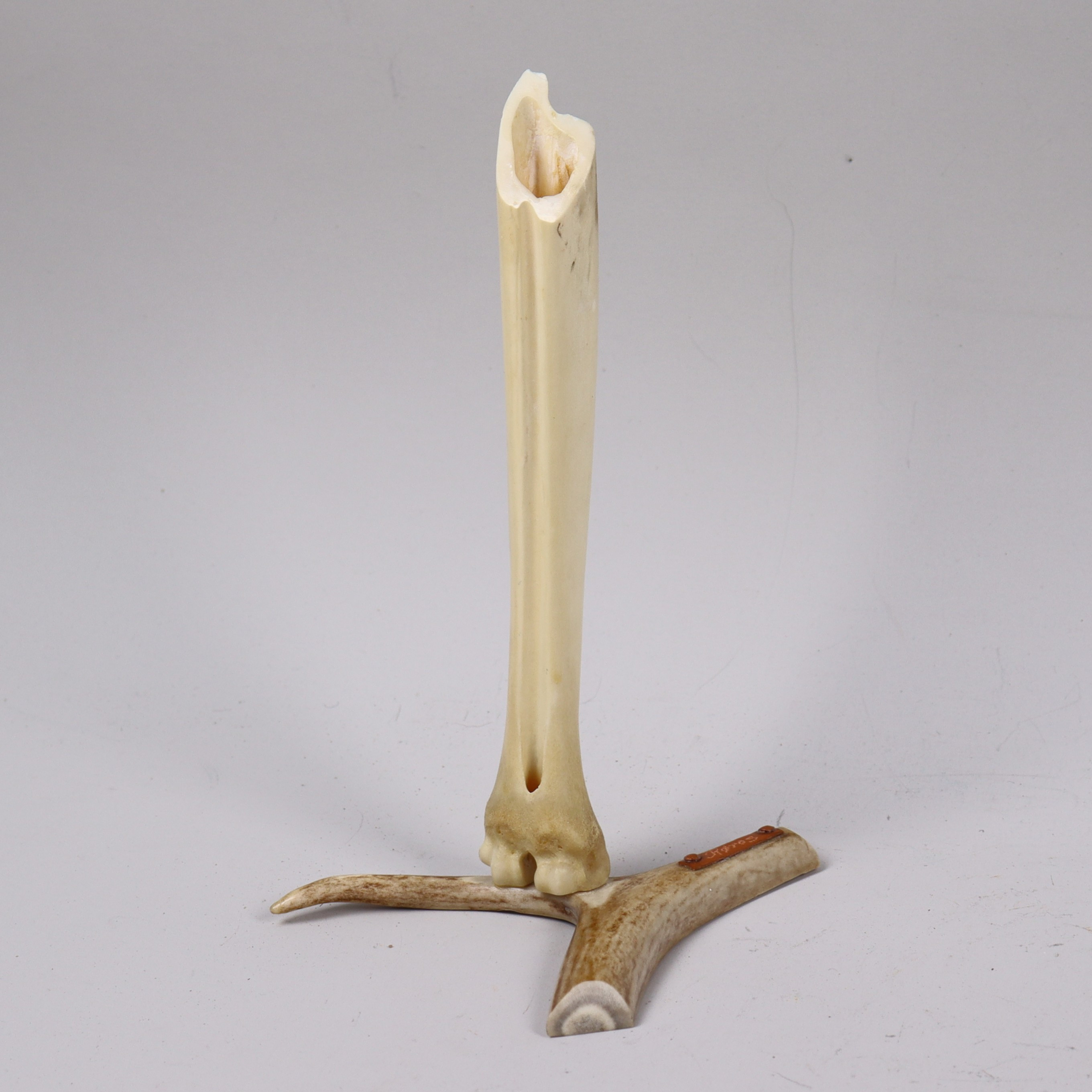 VAS, sameslöjd, Plaassja/Röros, benpipa från ren på fot av horn.