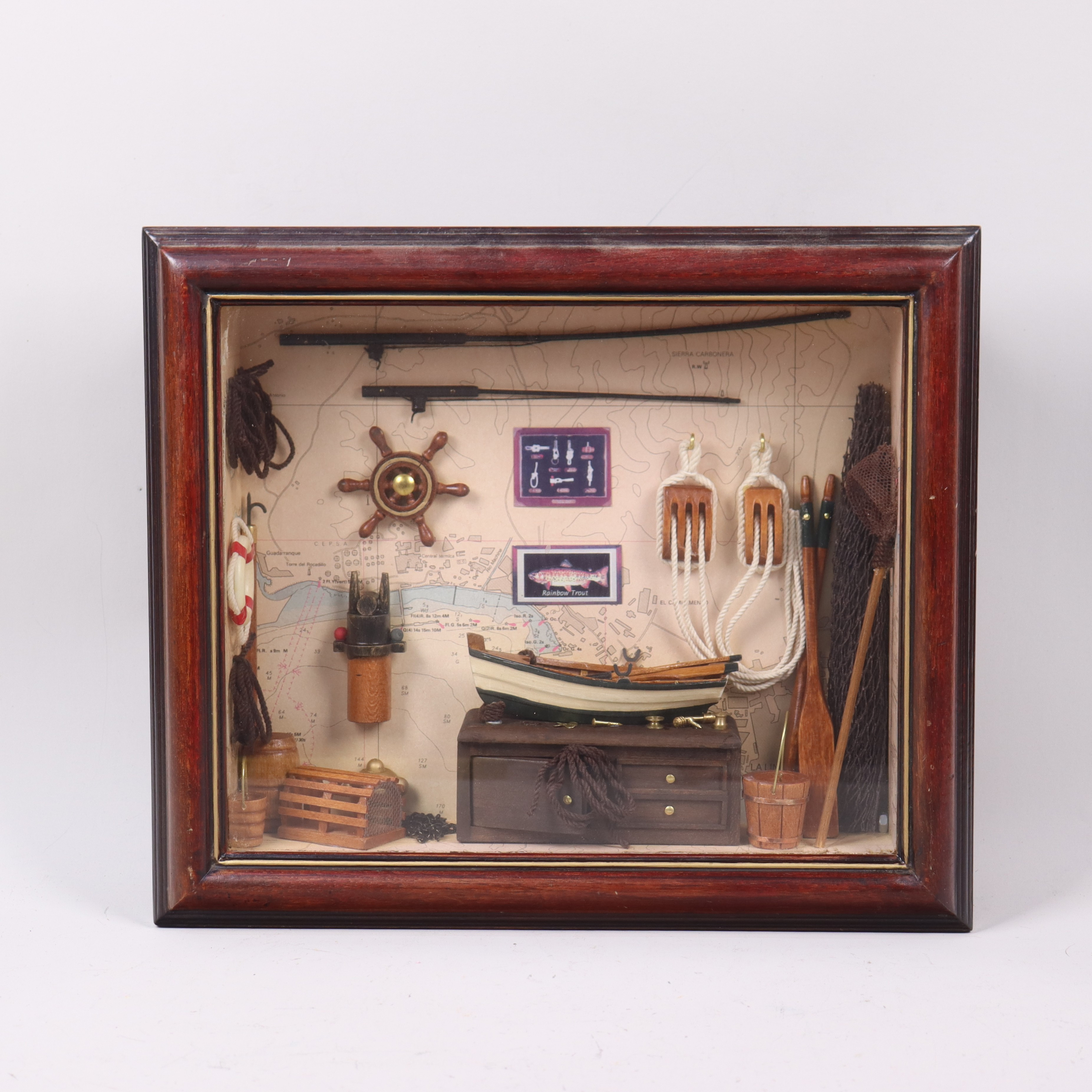 TITTSKÅP med maritim/nautiskt tema.