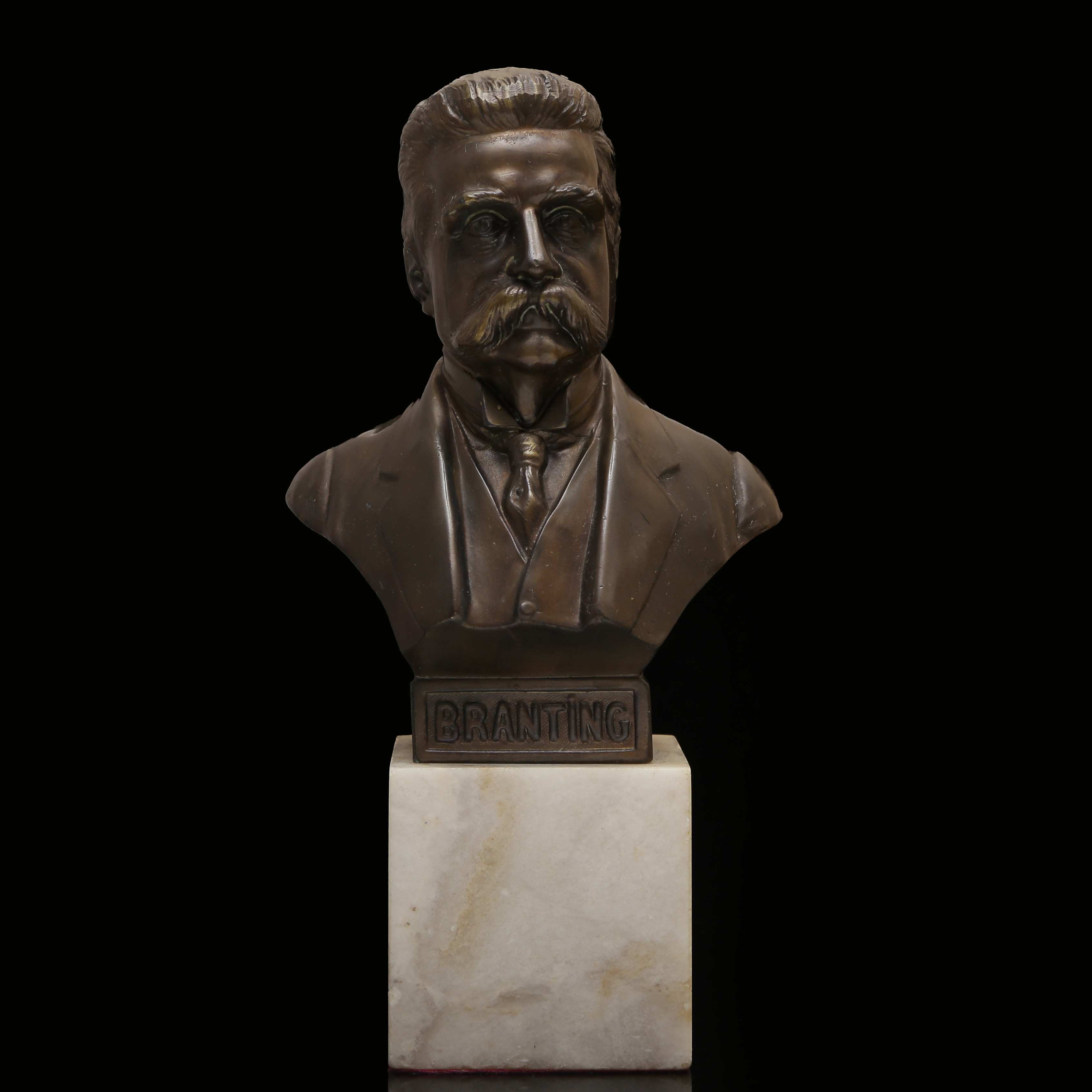 BYST, HJALMAR BRANTING, PATINERAD METALL PÅ SOCKEL.