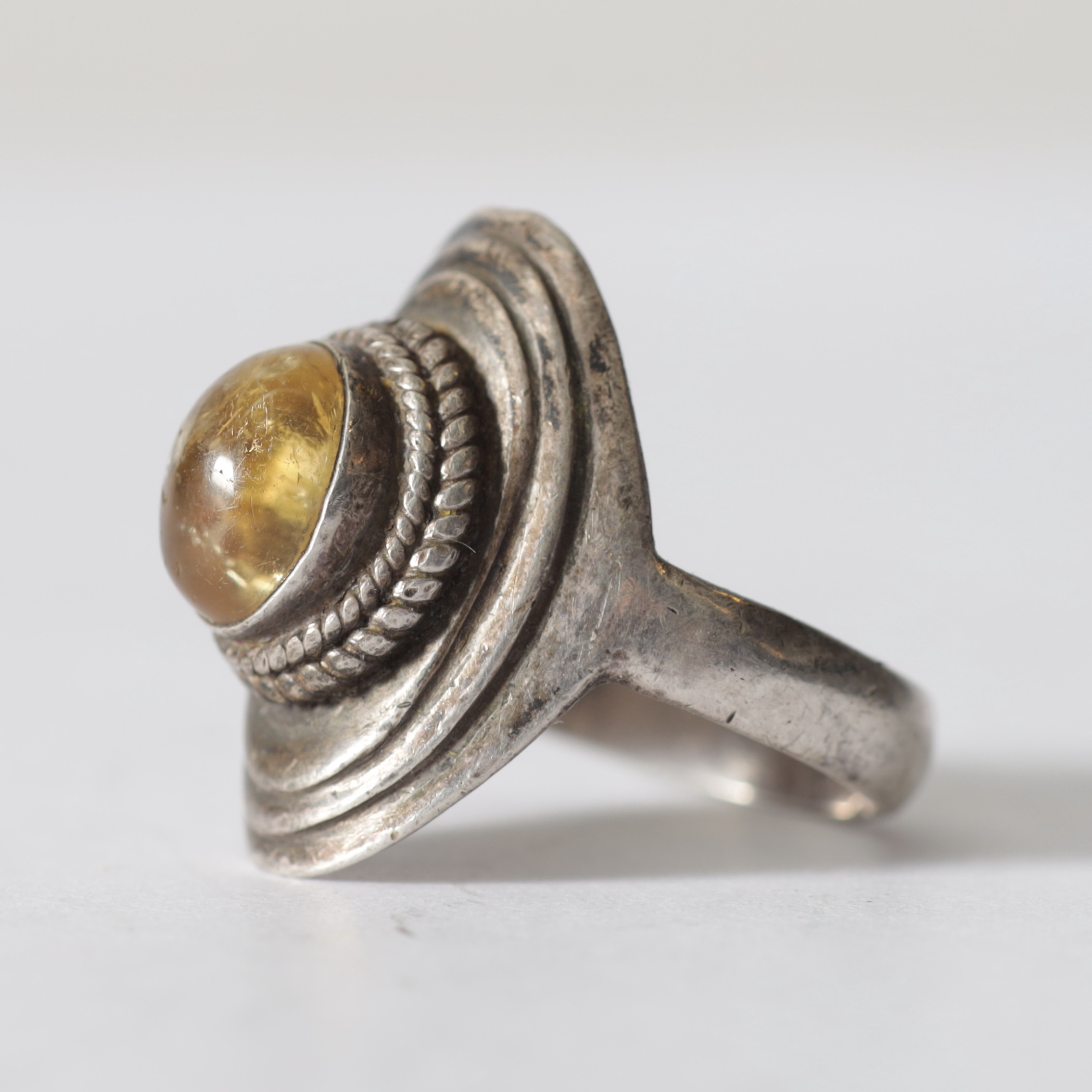 RING, sterlingsilver & cabochonslipad sten. Totalvikt ca 7,4 gram.