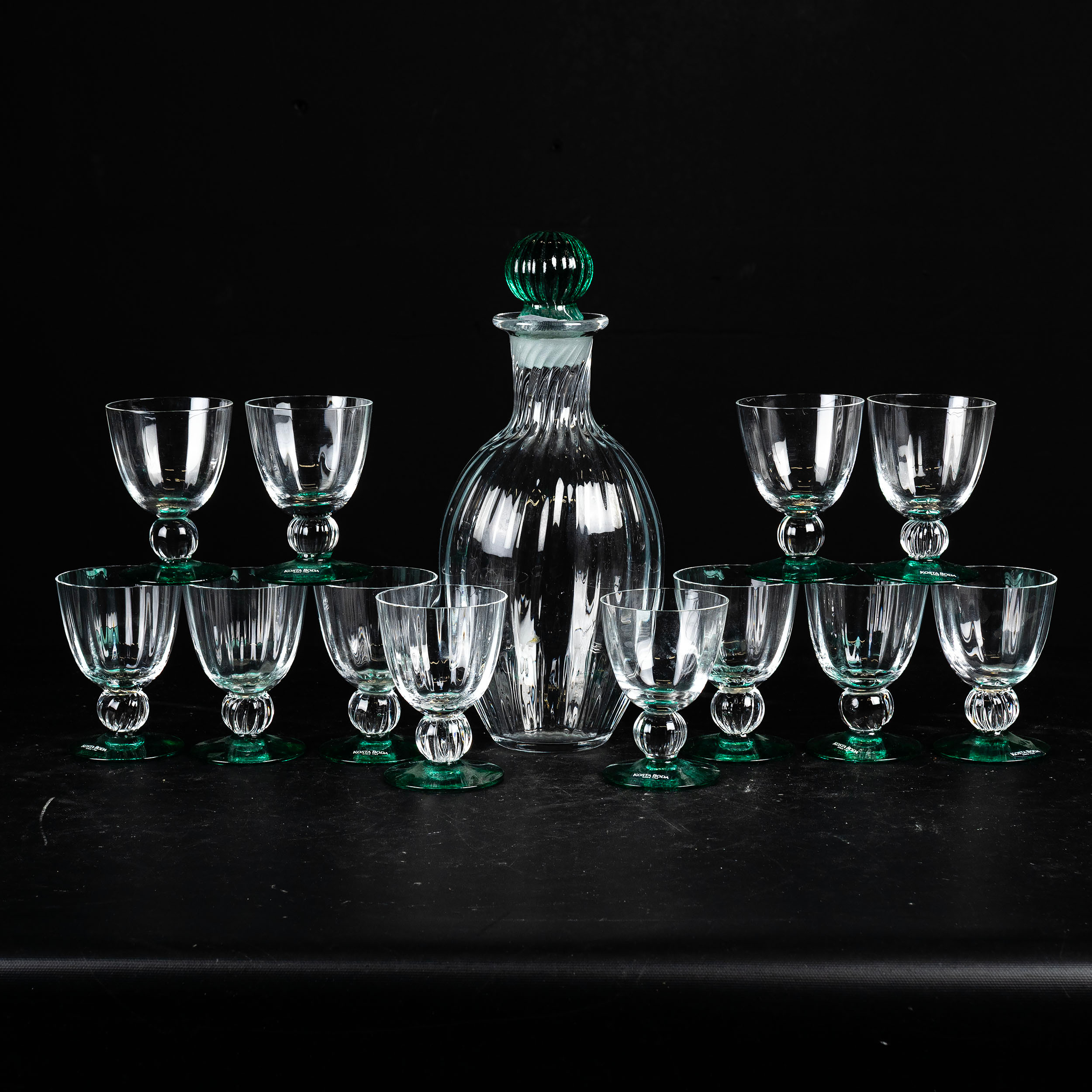 GUNNEL SAHLIN. Karaff med 12st glas, Kosta Boda.