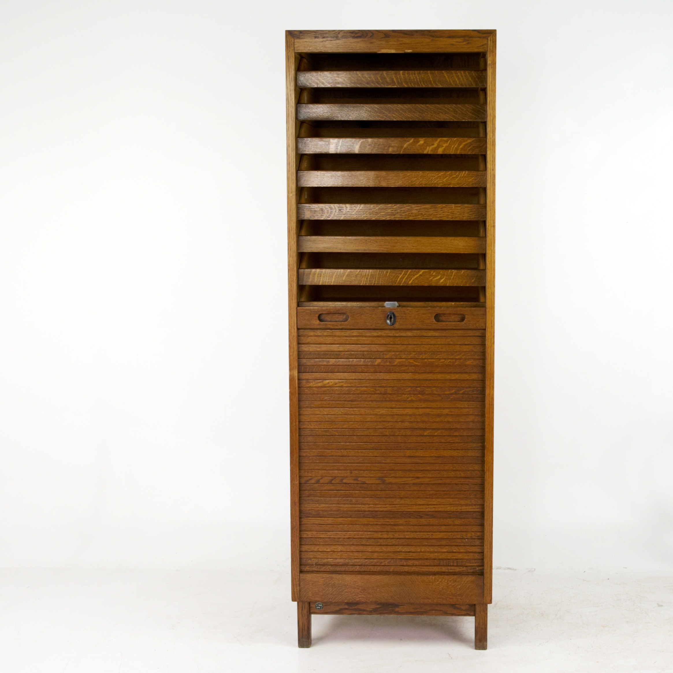 JALUSISKÅP/ARKIVSKÅP, ek, märkt Hadar Schmidt, 1900-tal.