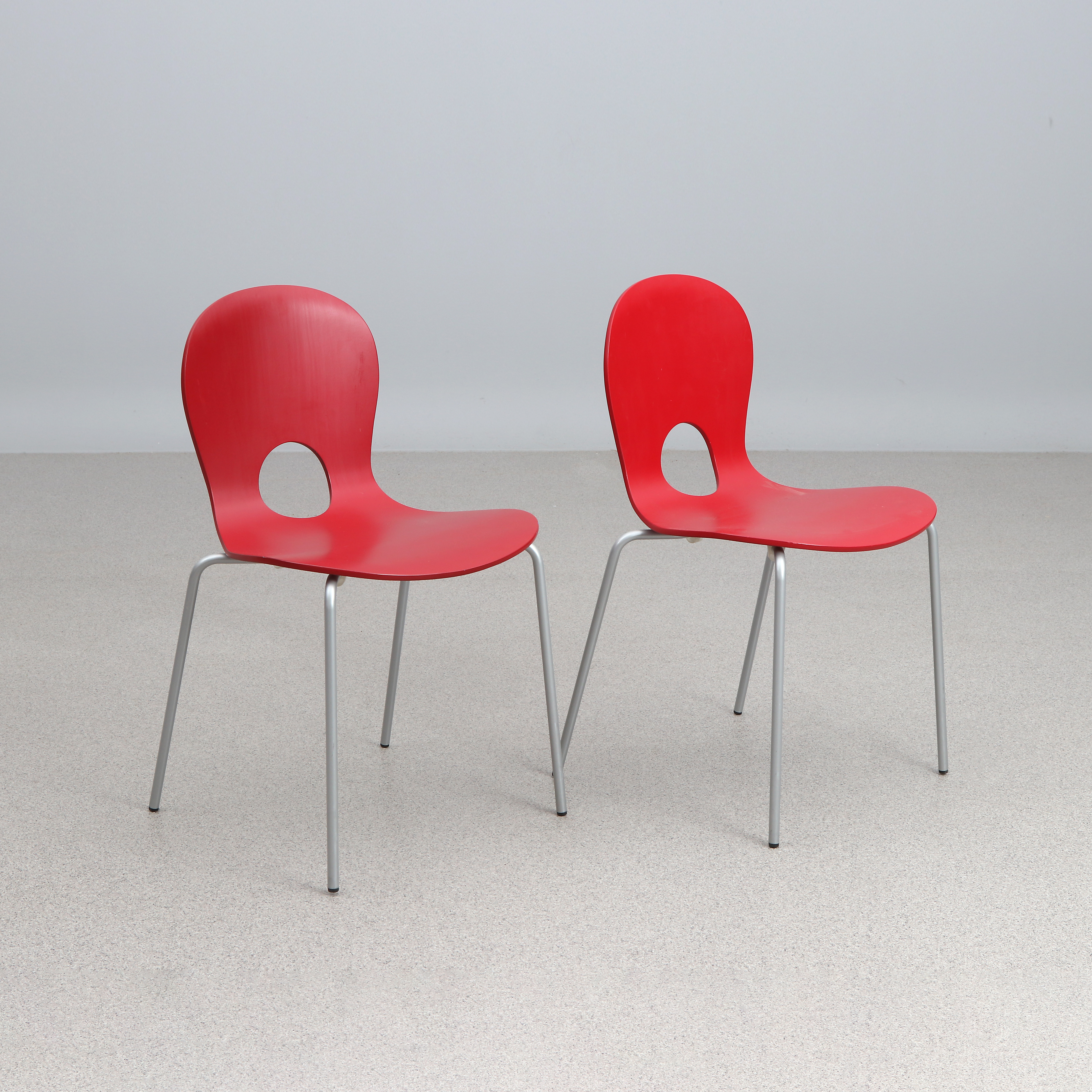 STOLAR, ETT PAR. Lackerat trä och metall. "Rodrigo", Swedese. Samtida tillverkning. Etikettmärkta undertill.