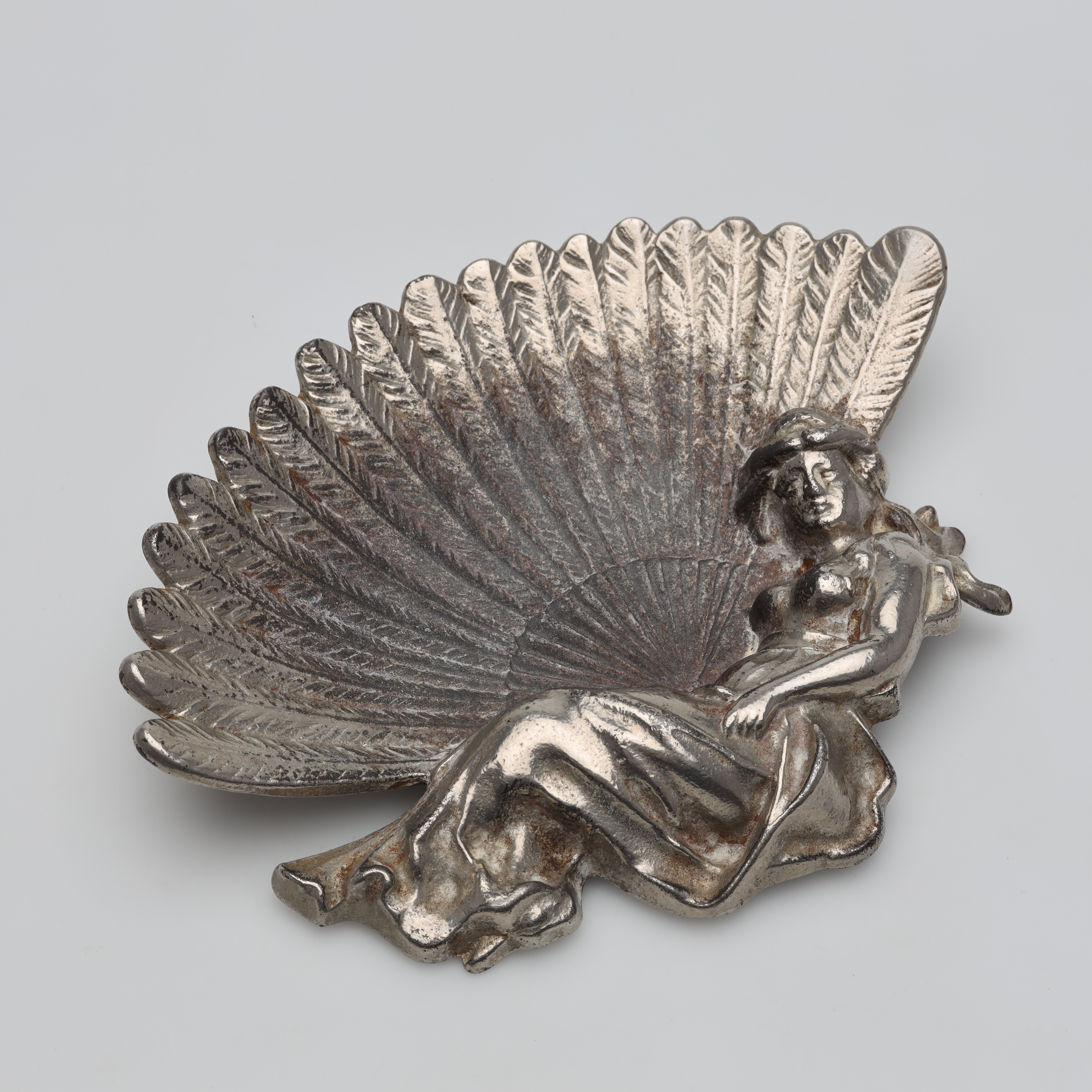 FAT, vitmetall, kvinna med solfjäder, jugend, Britannia Metall-Fabrik, Jönköping.