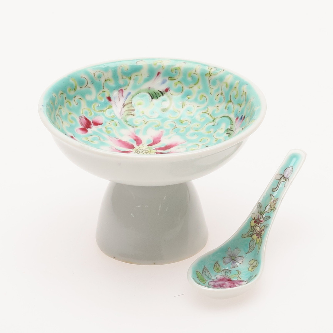 SKÅL PÅ FOT, porslin, famille rose blomdekor, med sked, Kina.