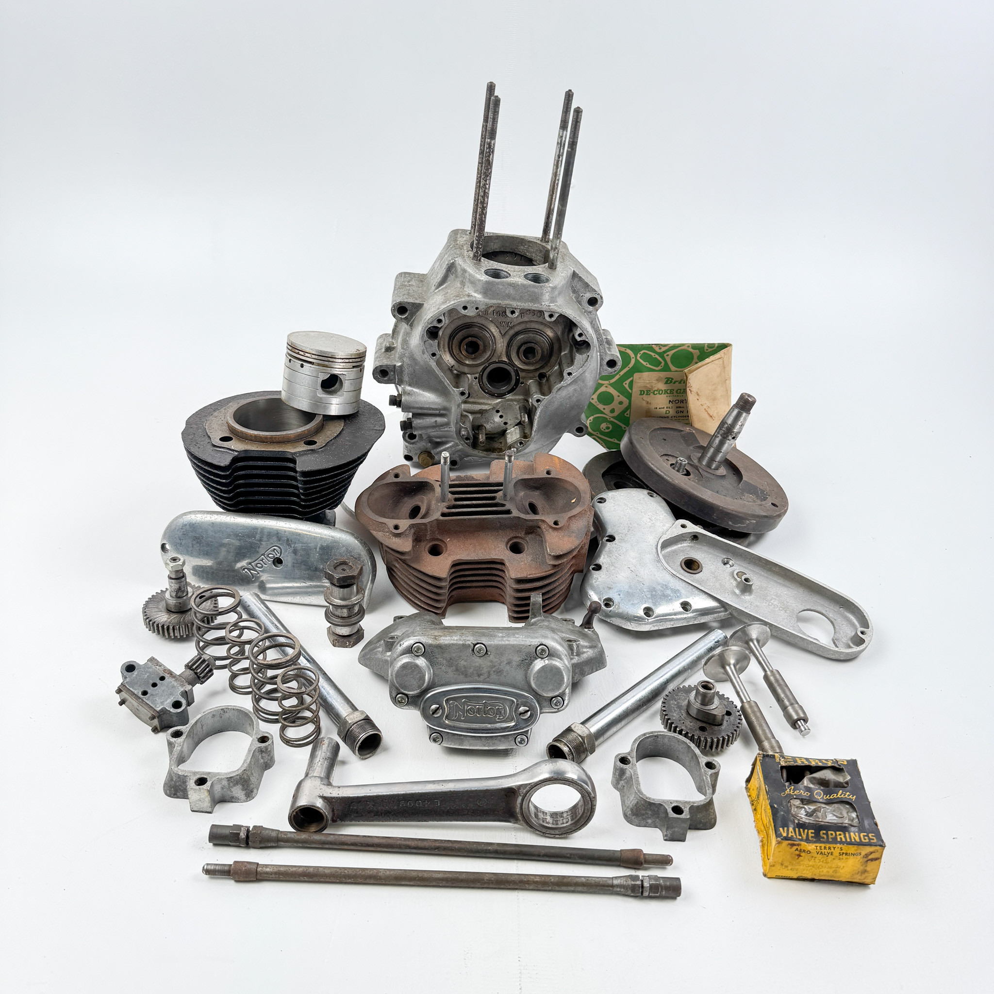 NORTON, motor i delar, modell 18, 500 cc, 1946, England.