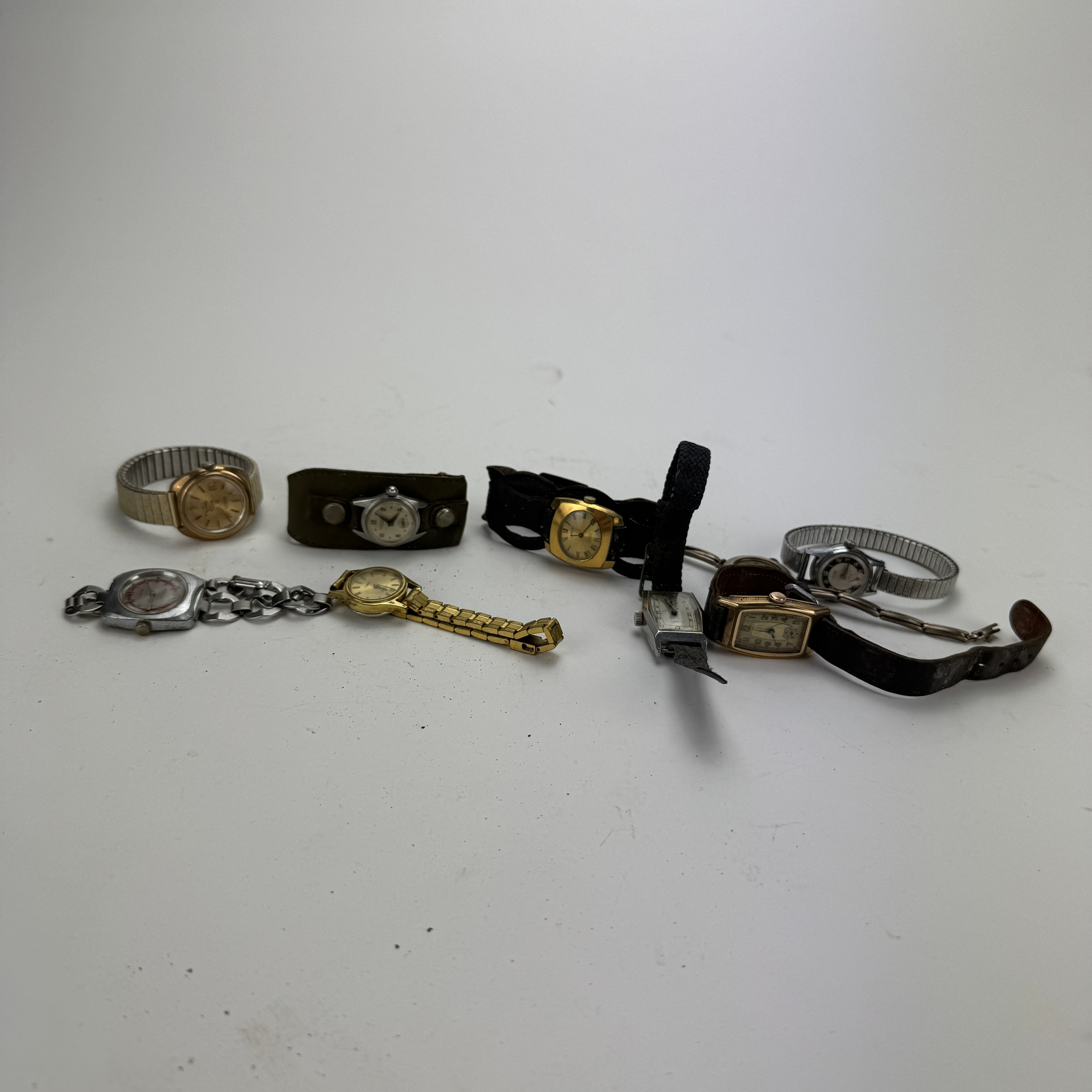 DAMARMBANDSUR, 9 st, ett i silver, 1900-tal.