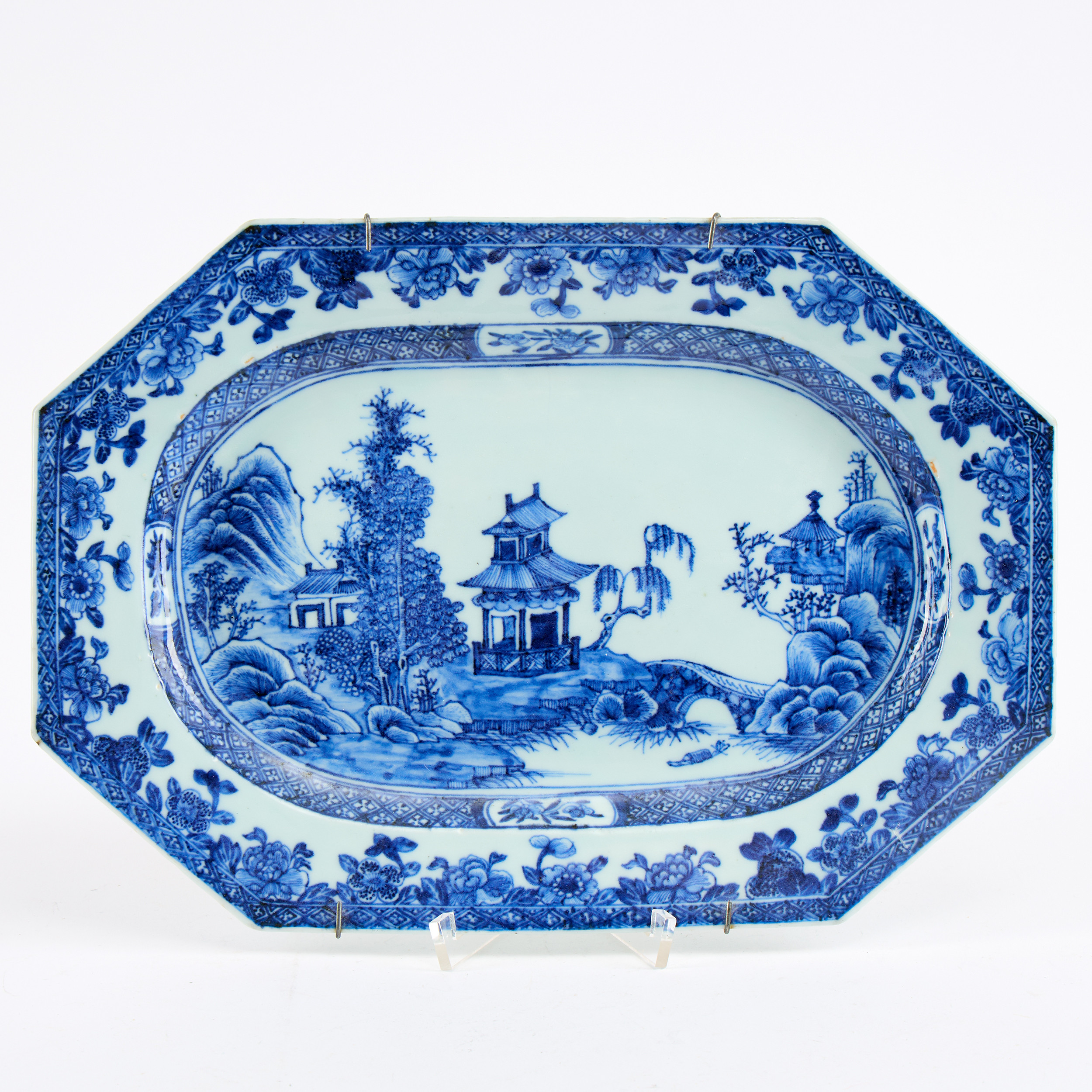 STEKFAT, Kina, Qianlong. Porslin, dekor i underglasyr blått.