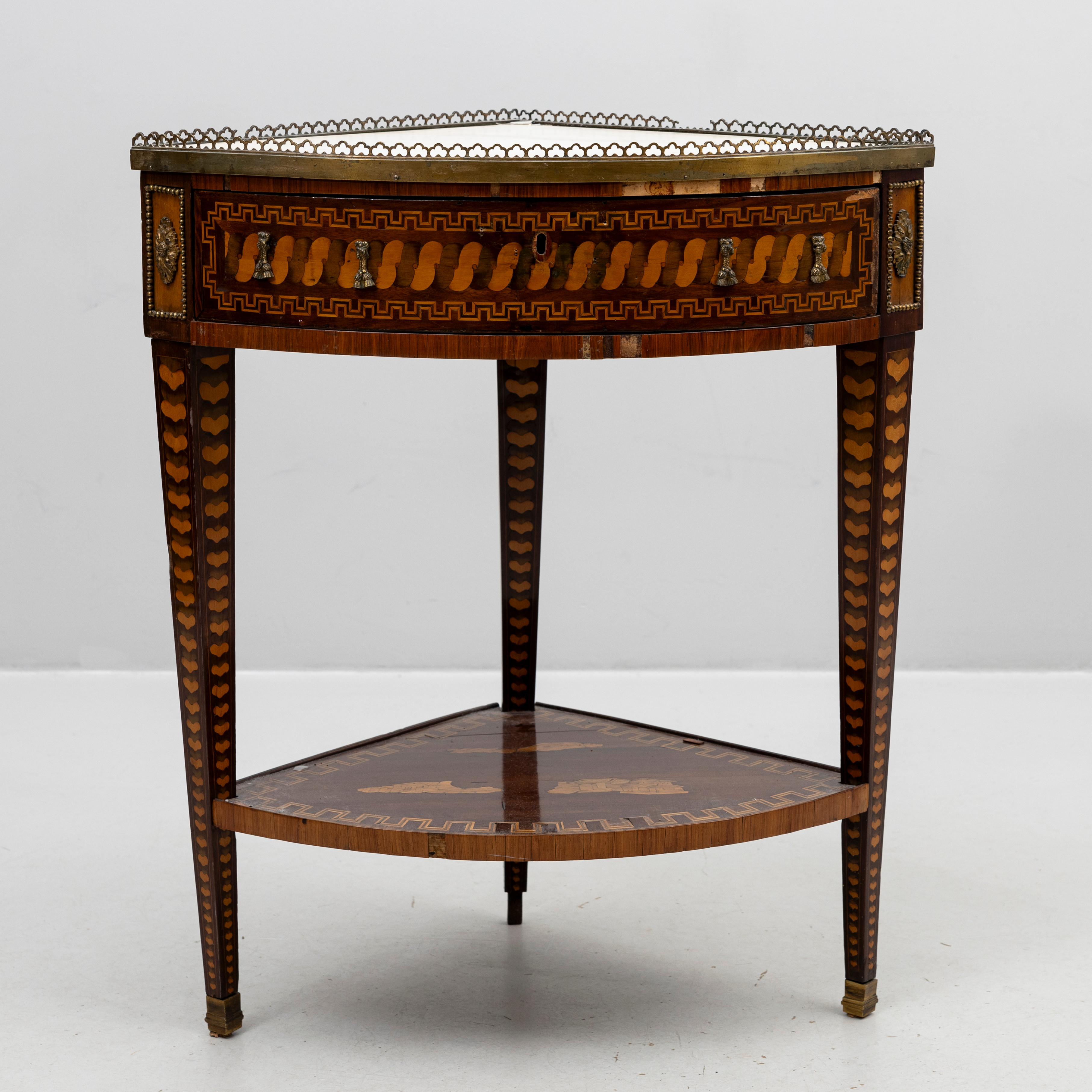 HÖRNBORD, med marmorskiva,intarsiadekor, 1700-talets slut.