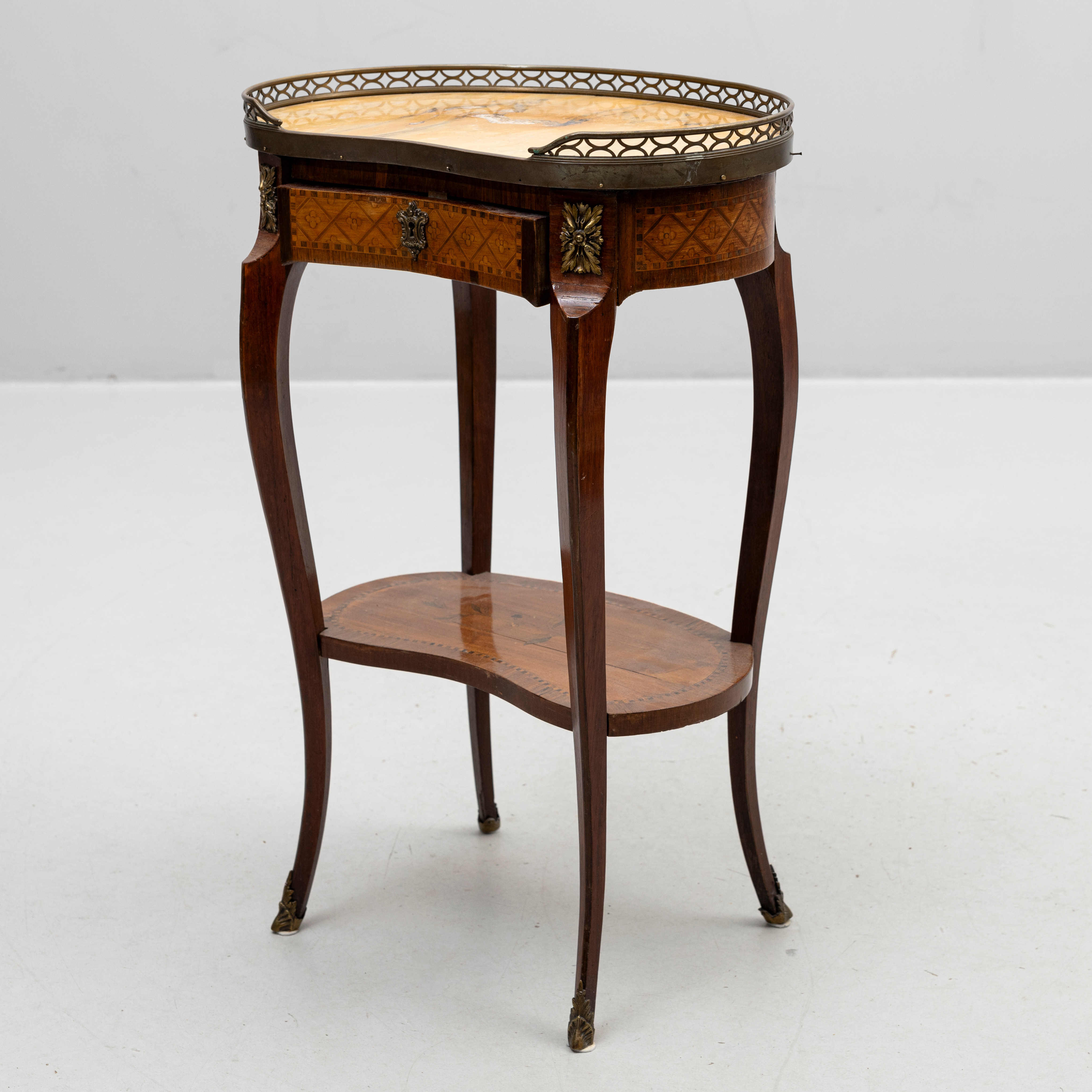 SIDOBORD,njurformad, Louis XVI-stil, med marmorskiva.