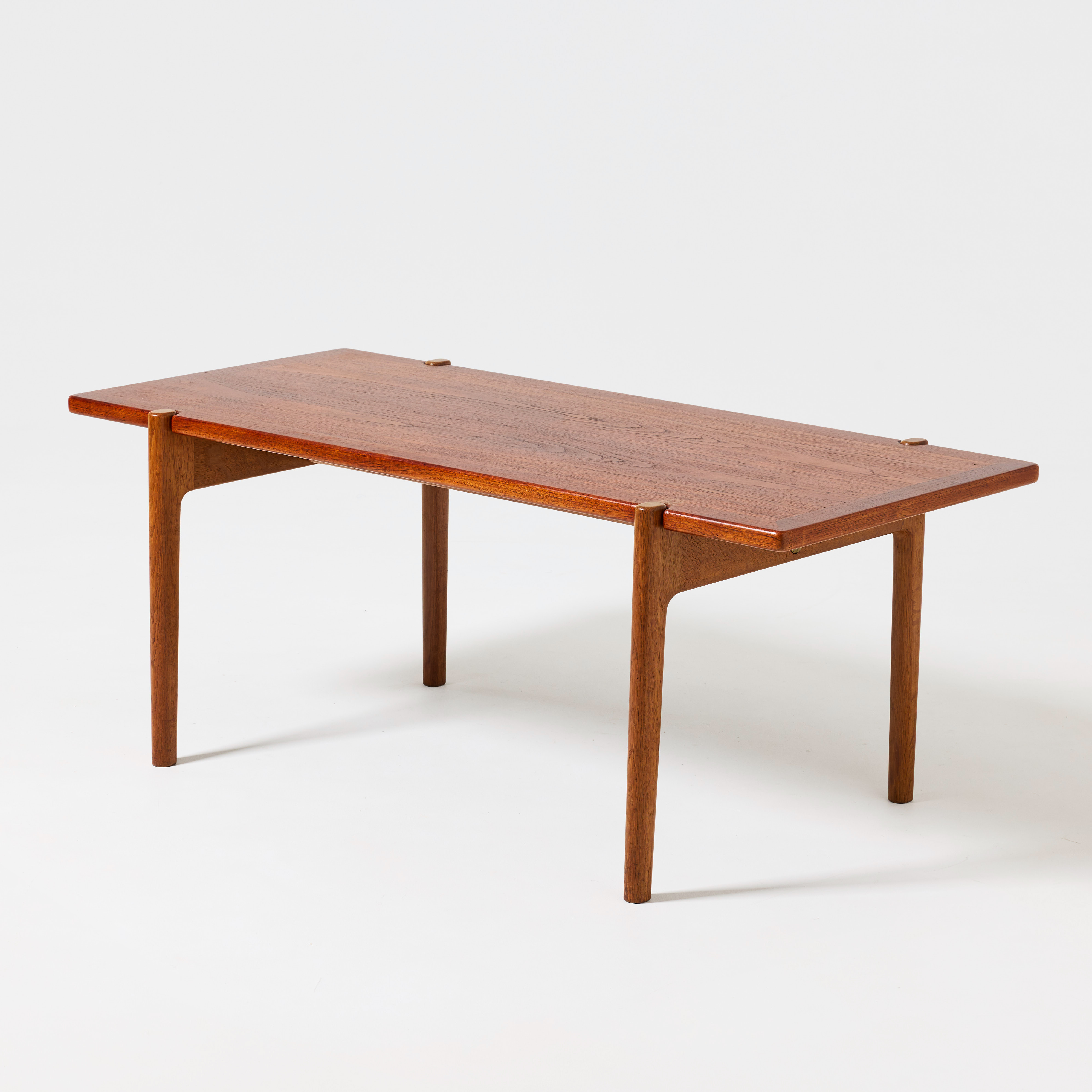 HANS J WEGNER. Soffbord, Johannes Hansen, modell JH575, Danmark 1950-tal, teak, vändbar skiva med svart laminat.