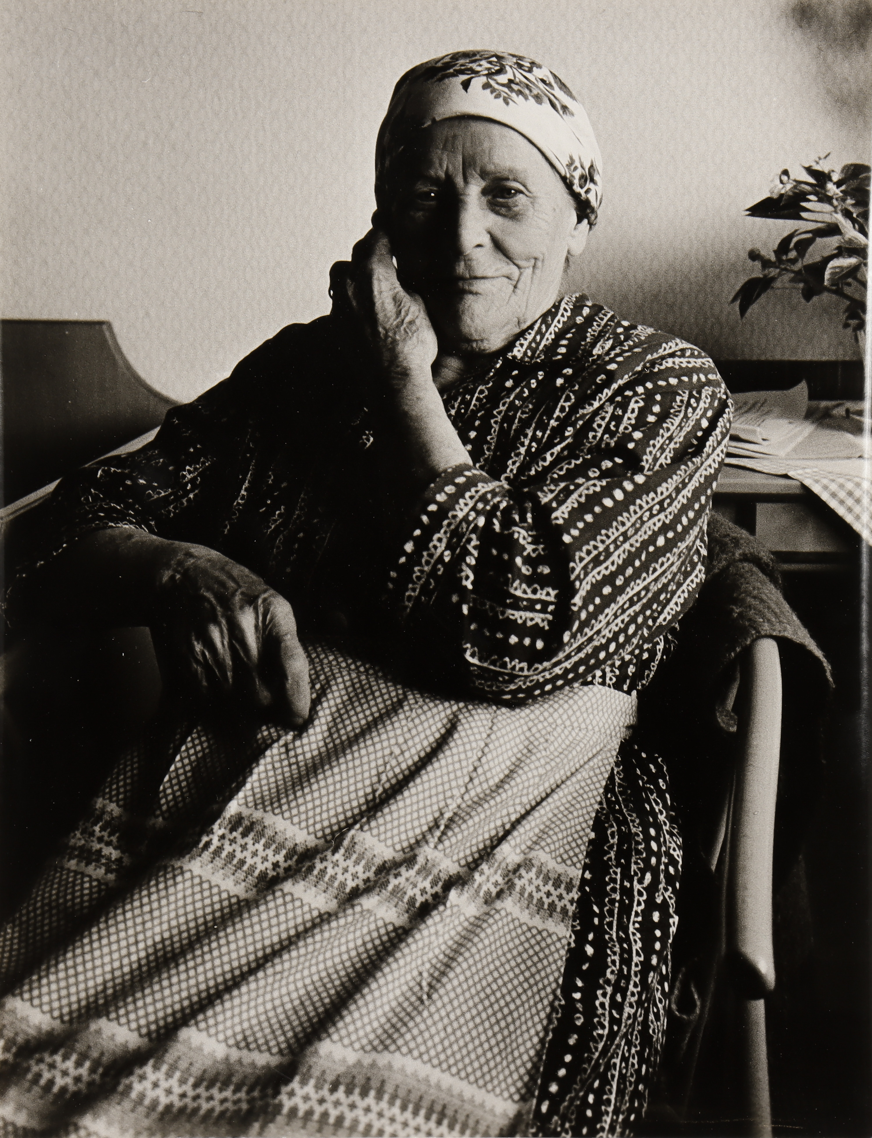 NILS-ERIK WIKEBÄCK. Porträtt av äldre kvinna.