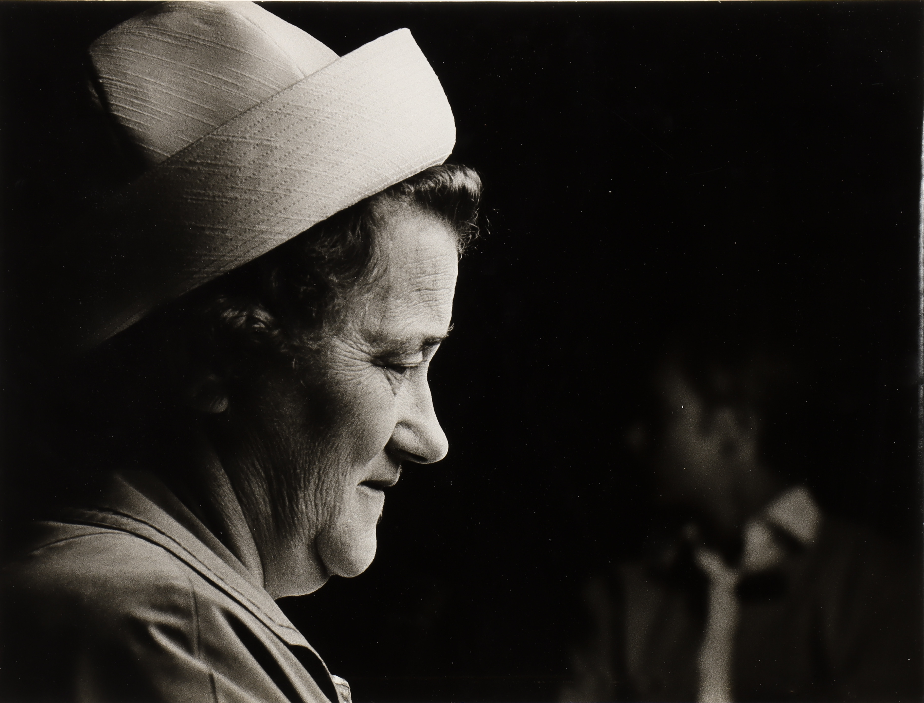 NILS-ERIK WIKEBÄCK. Porträtt av äldre kvinna.