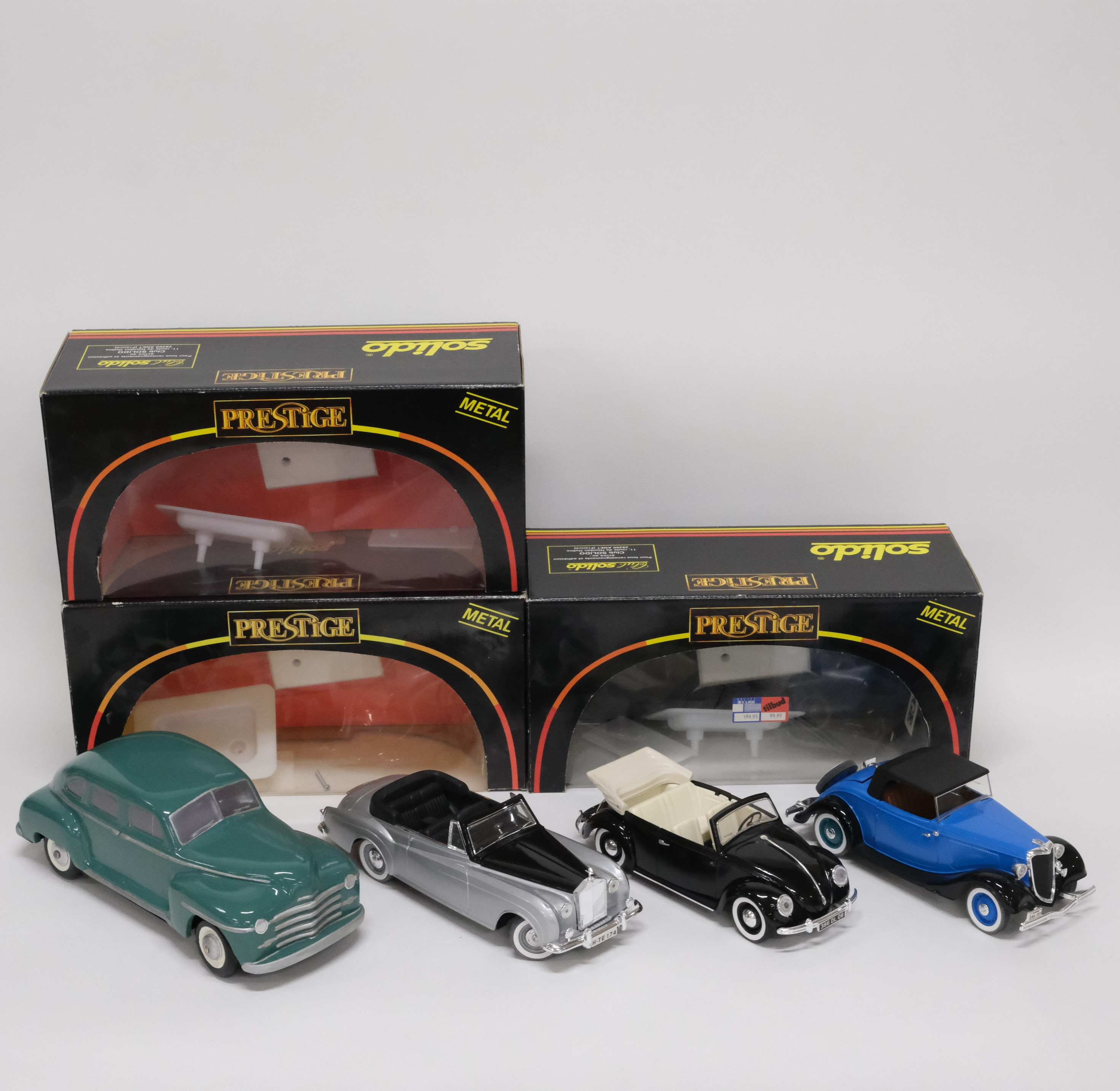 SOLIDO. TRE MODELLBILAR. SKALA 1:20-1:17. SAMT DEKORATION IFORM AV BIL.