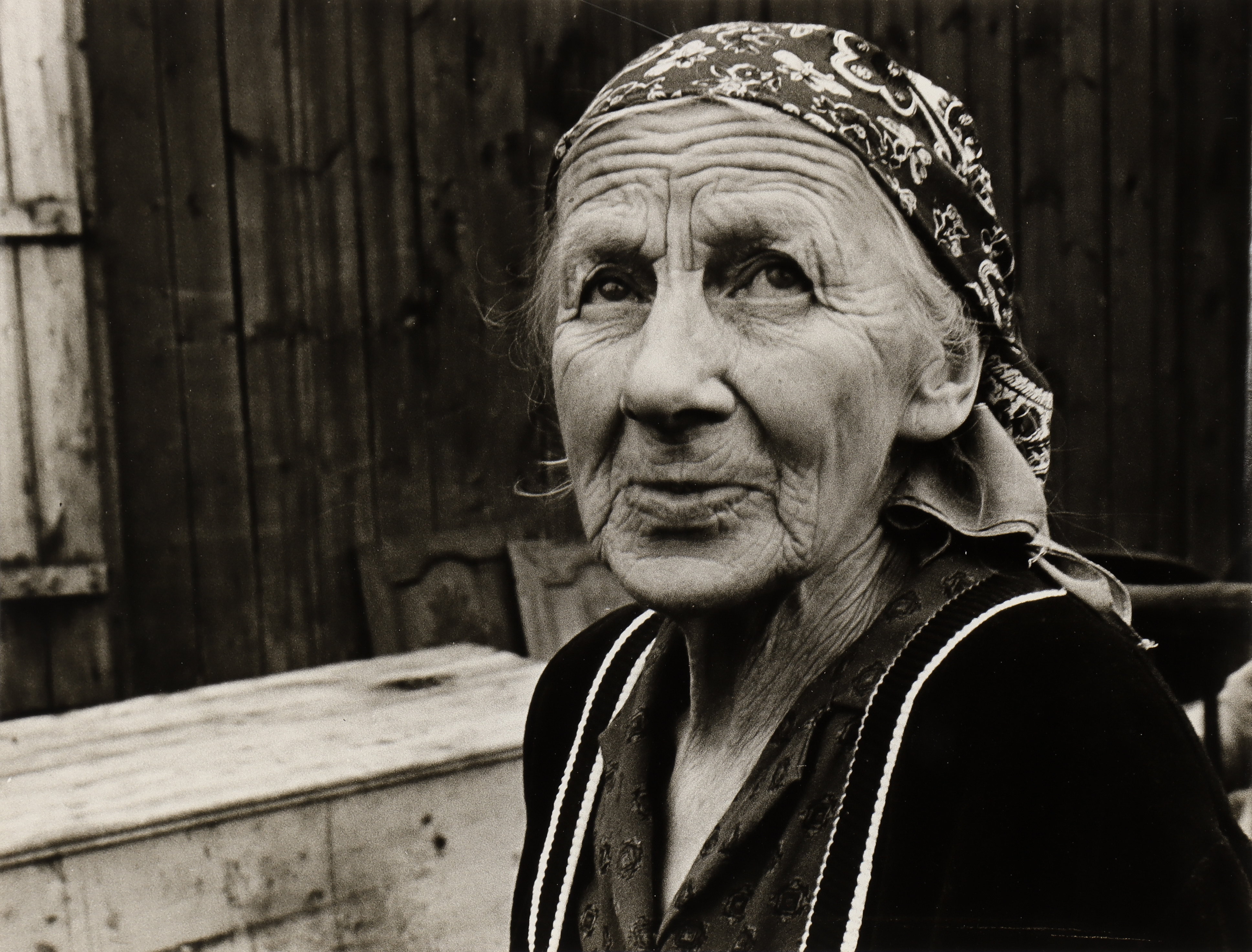 NILS-ERIK WIKEBÄCK. Porträtt av äldre kvinna.