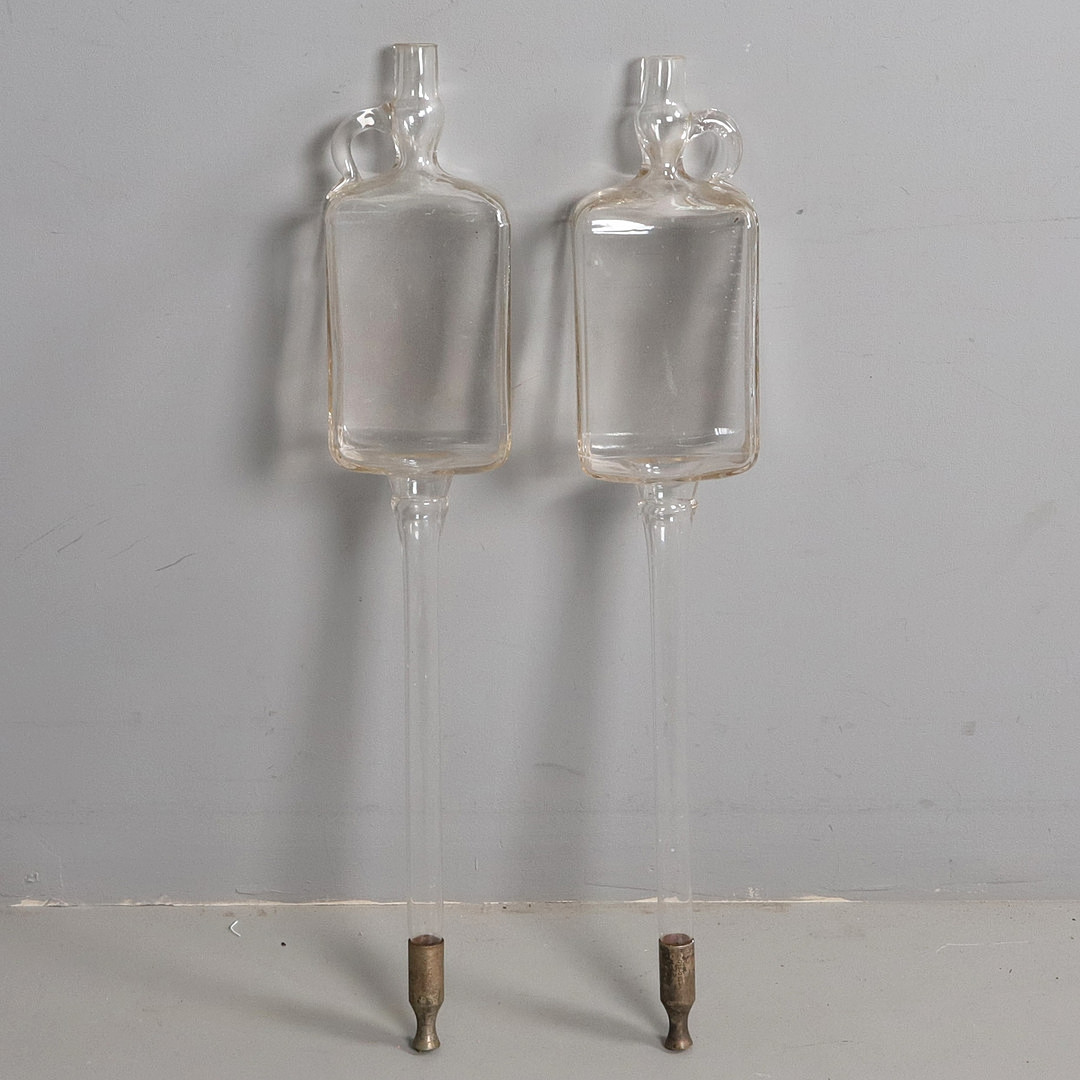 VINLUFTARE. Handblåst glas & mässing. 2 st, F. Steflitchek, Wien.