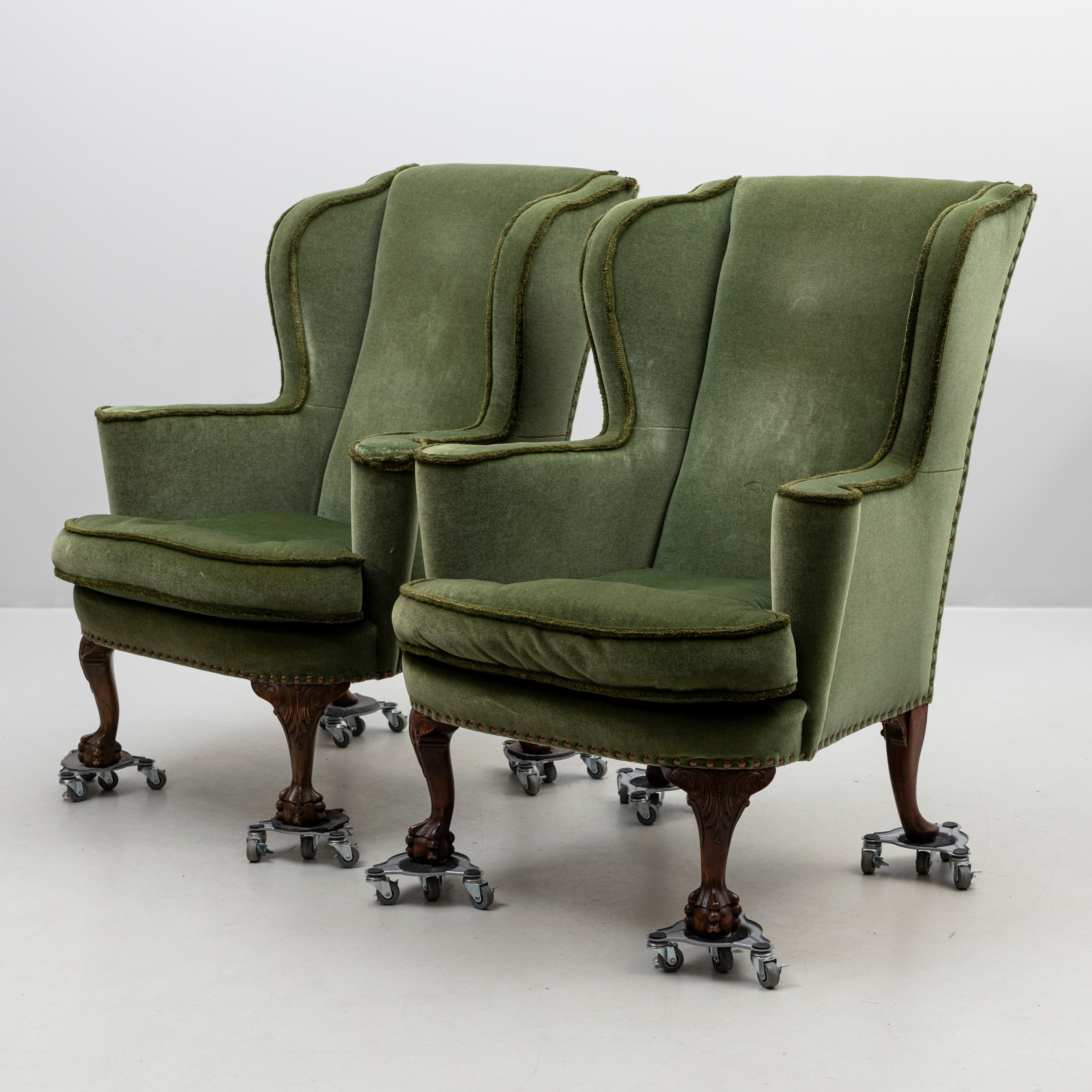 ÖRONLAPPSFÅTÖLJER, ett par, grön klädsel, 1900-tal.