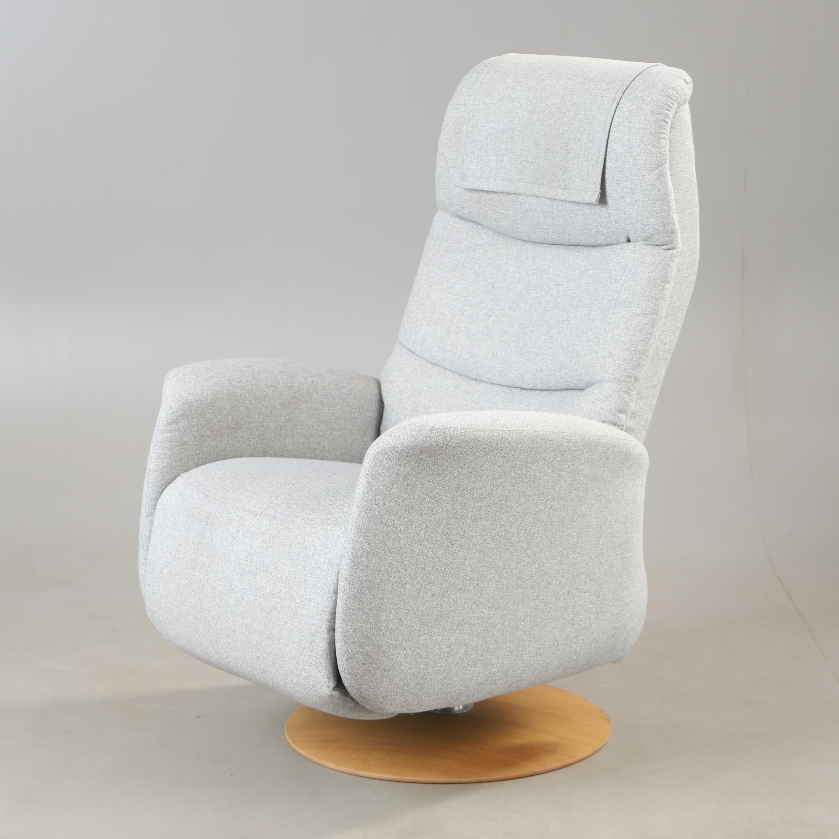 VILFÅTÖLJ, s.k. recliner, textilklädsel, 2000-tal.