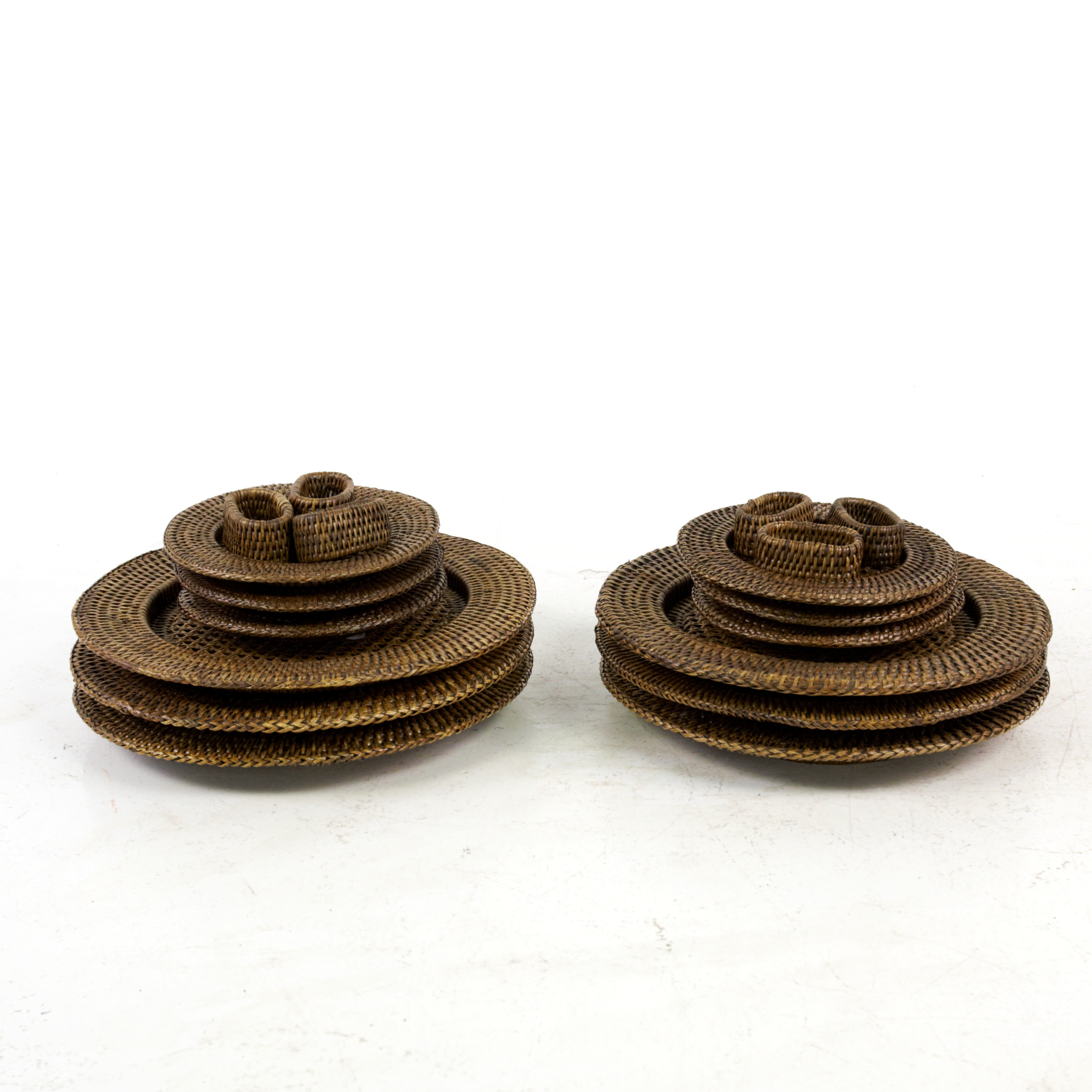 UNDERTALLRIKAR och SERVETTRINGAR, 18 delar, rotting, nutida.