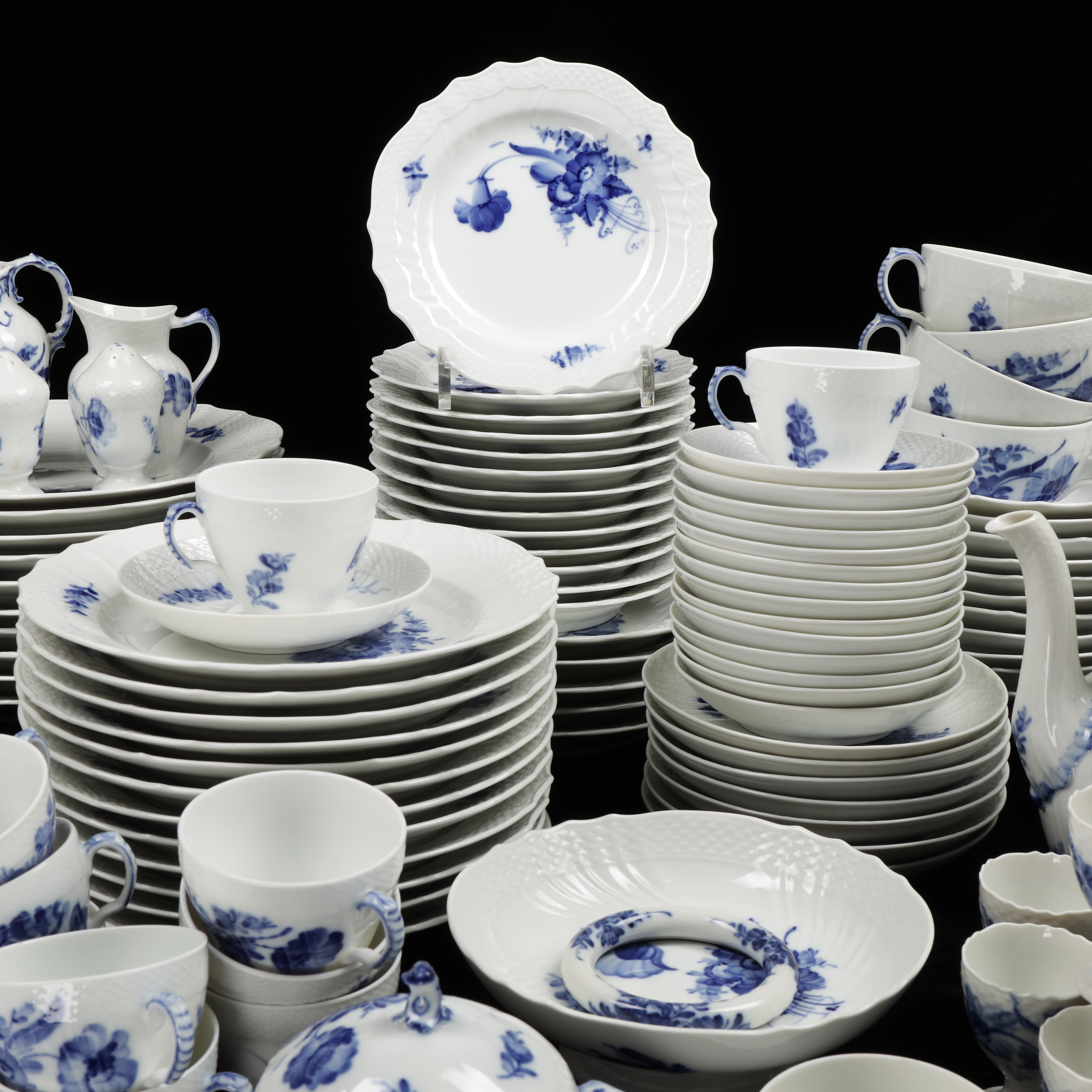 SERVIS, 132 delar, porslin, "Blå blomst", Royal Copenhagen, Danmark.