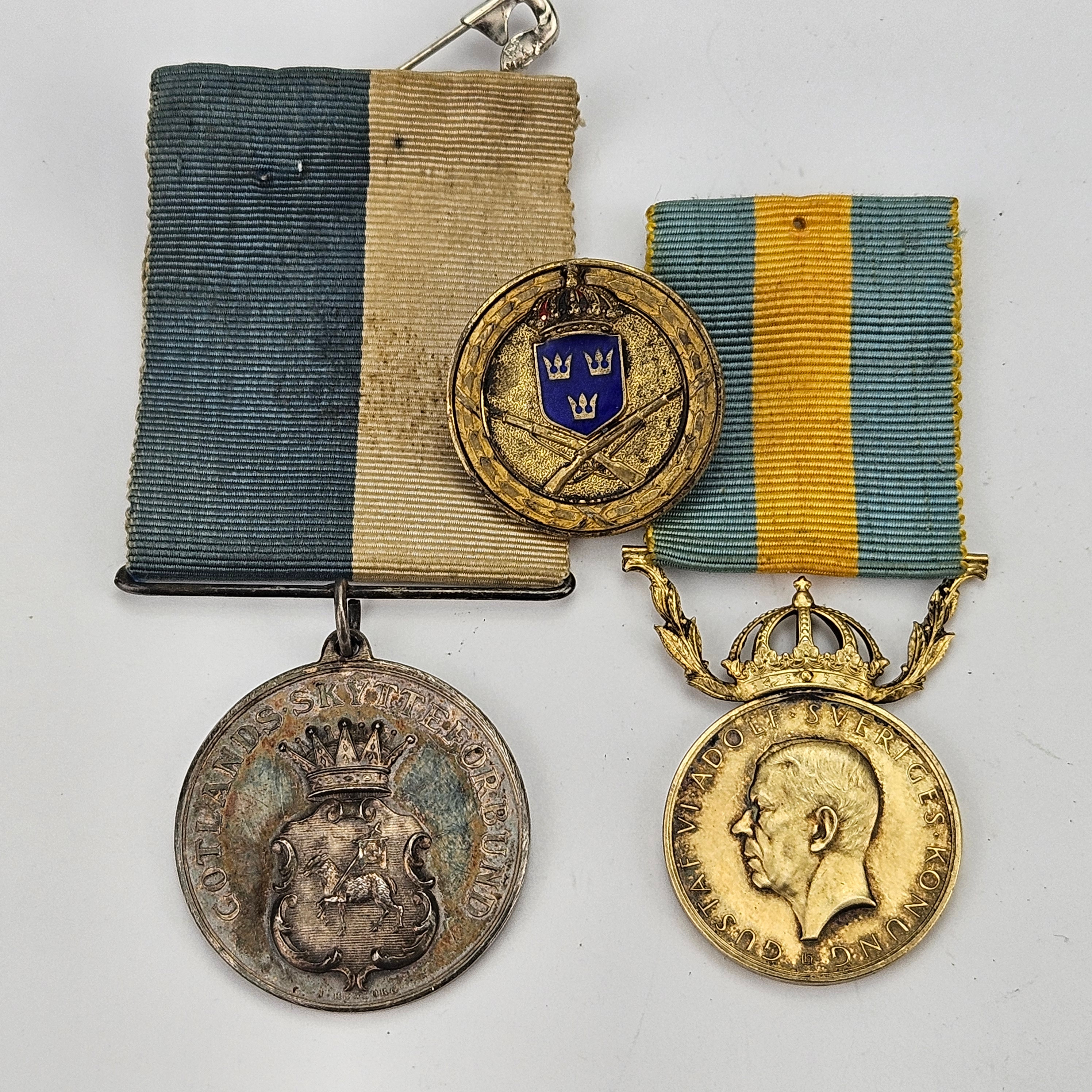 MEDALJER OCH NÅLMÄRKE, 3 delar, silver, Sverige, total vikt ca. 31 gram.