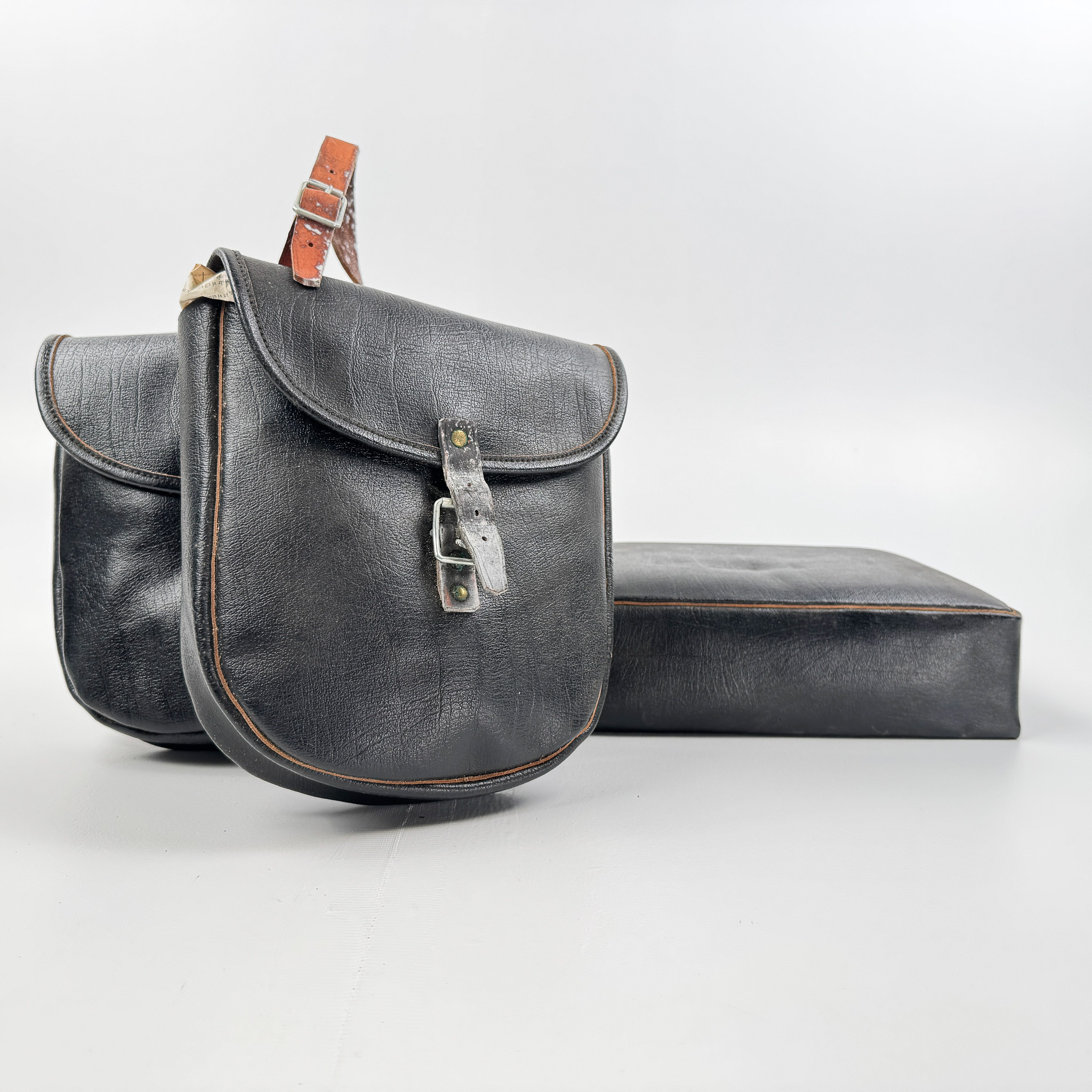 MOTORCYKELVÄSKOR OCH SKJUTS, läder, 1960/70-tal.