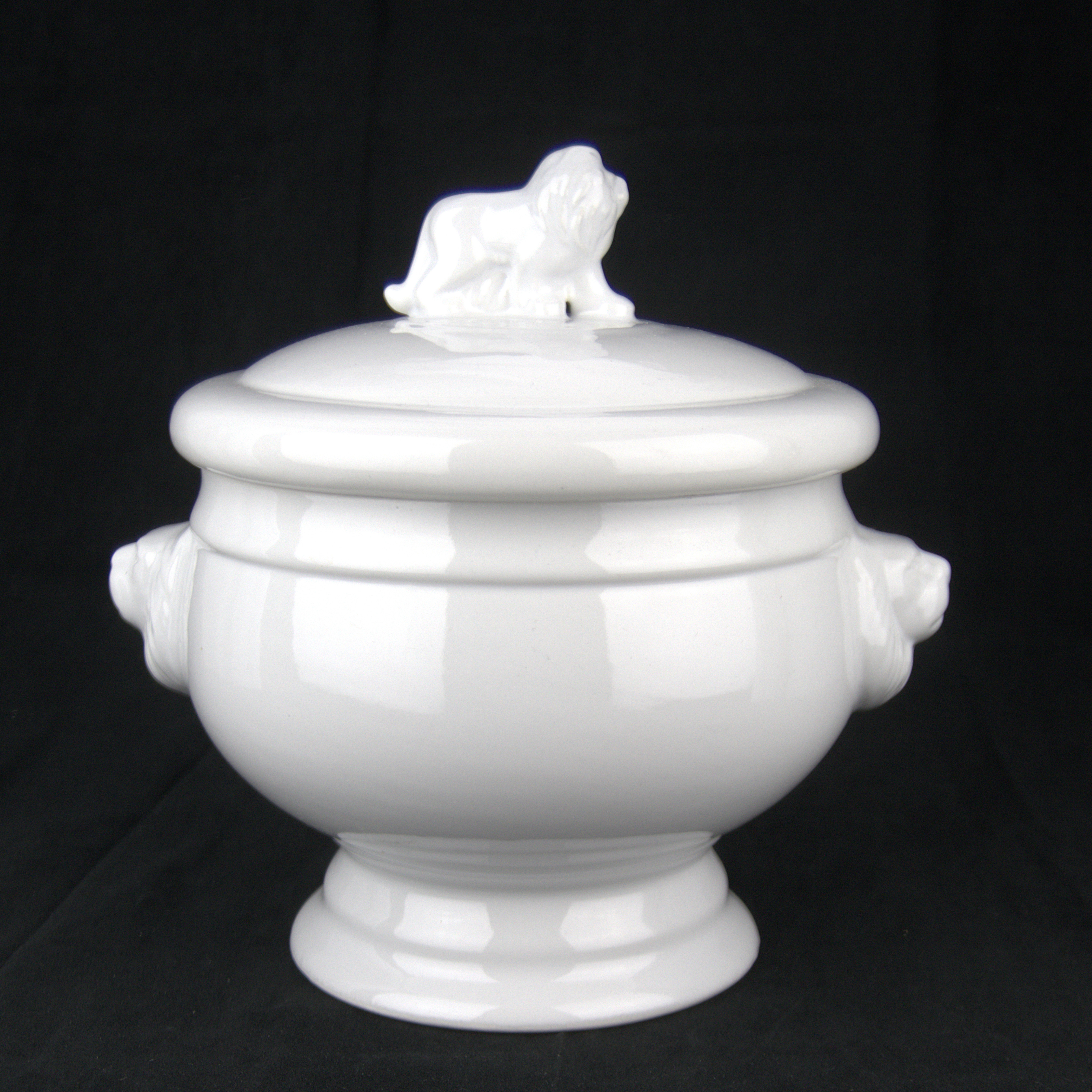 SOPPSKÅL, hänklar och knopp i form av lejonmaskaroner, porslin, nutida.