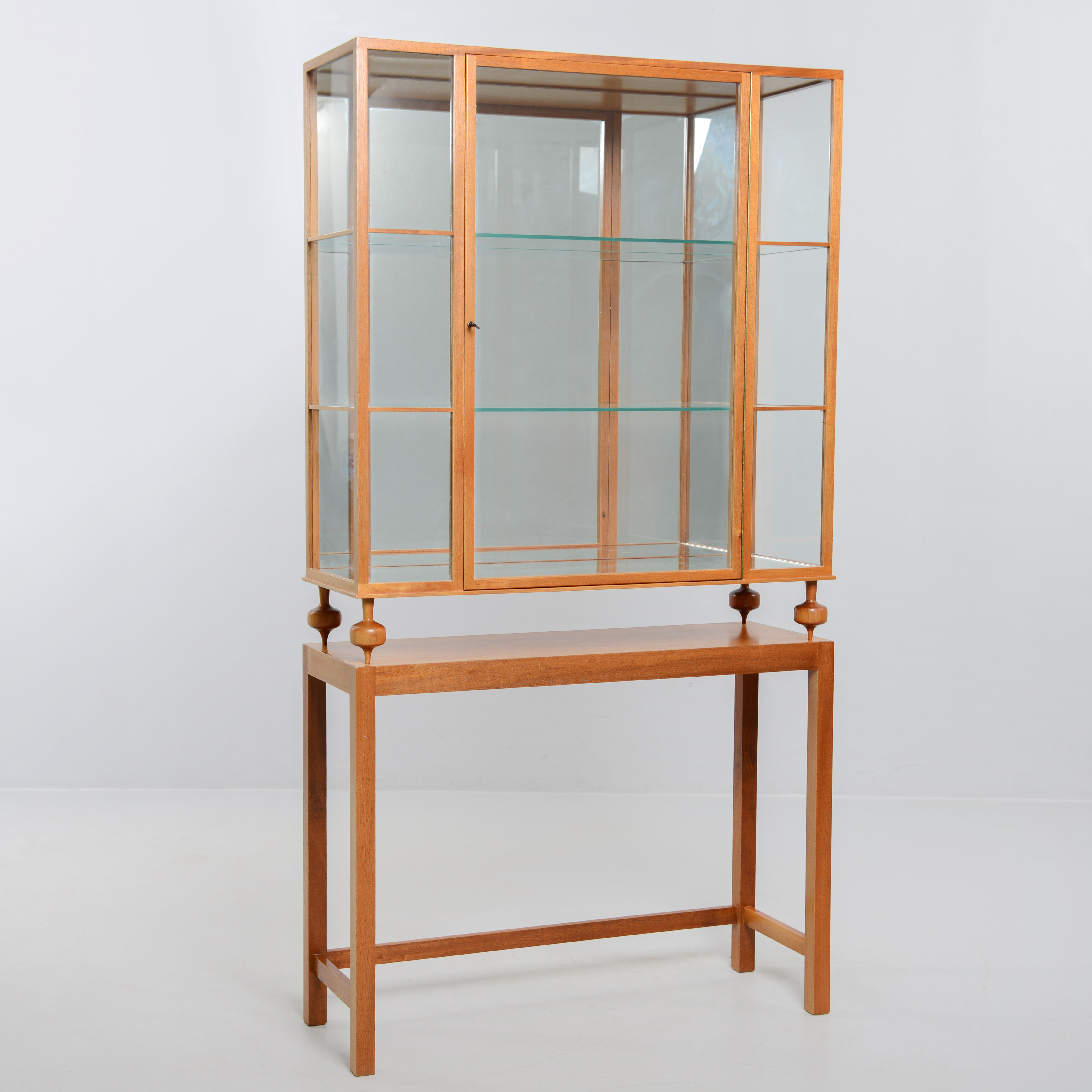 JOSEF FRANK. Vitrinskåp, modell 2077, Firma Svenskt Tenn.