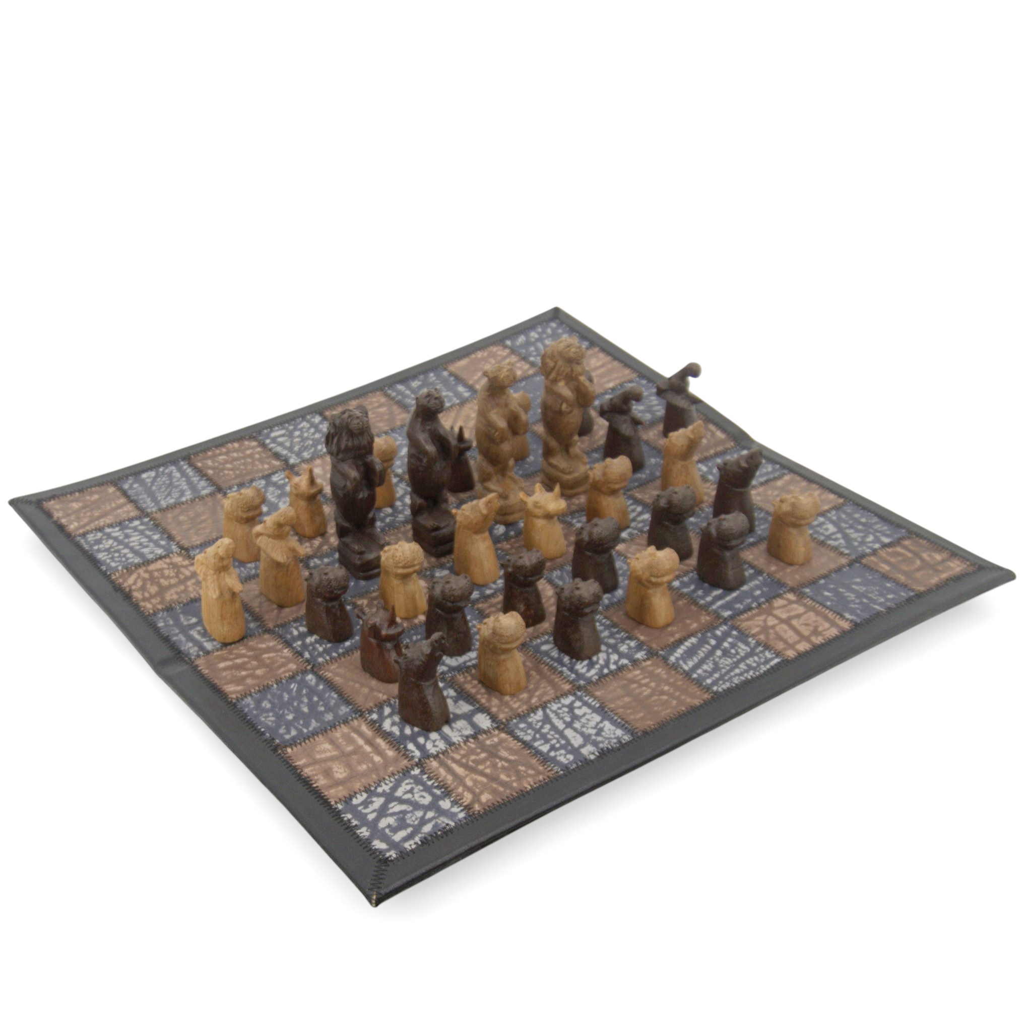 SCHACKSPEL, spelplan av buffelskinn, spelpjäser i form av olika djur, snidat trä, Afrika.