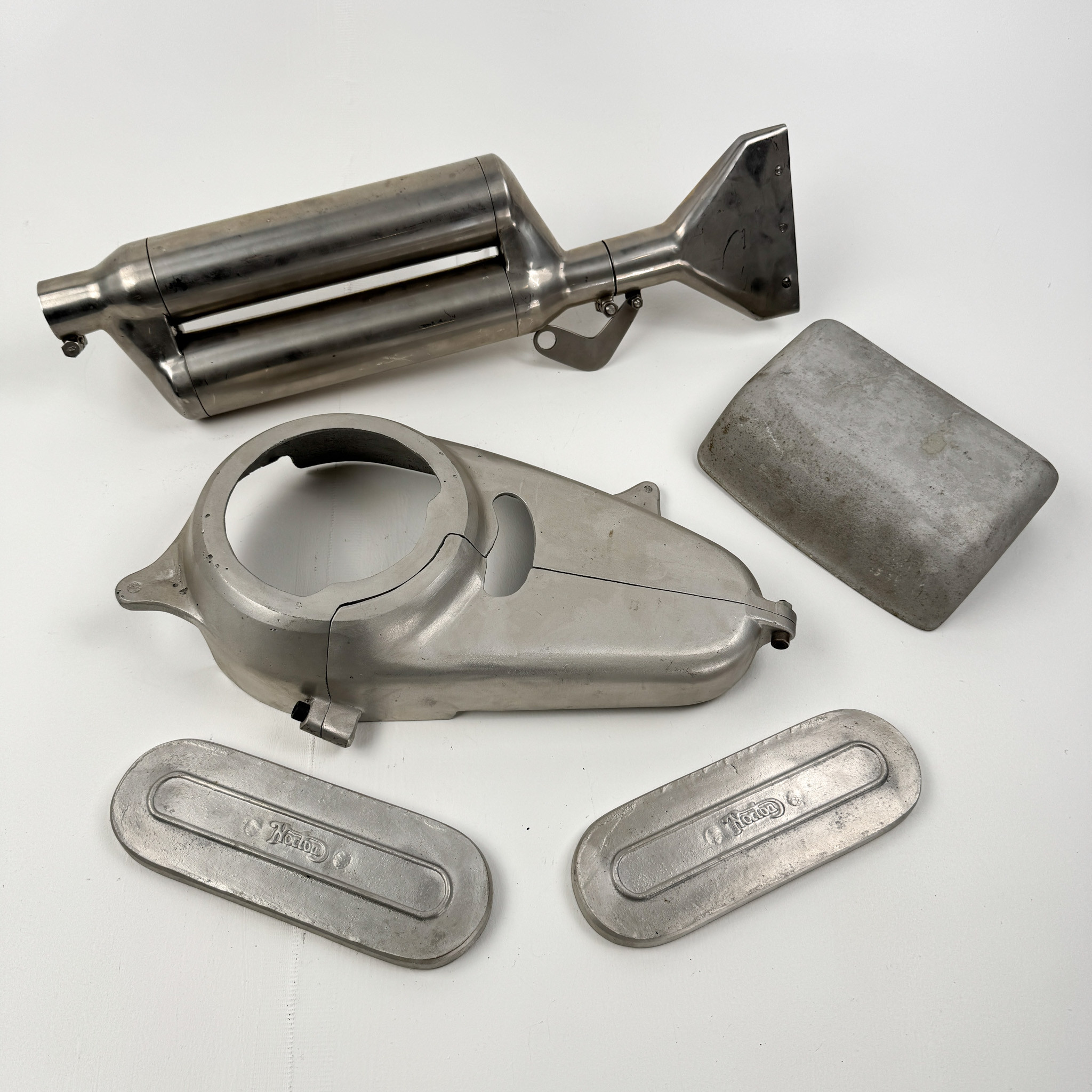 NORTON, motorcykeldelar till 1920-talsmodeller, sentida tillverkning, England.